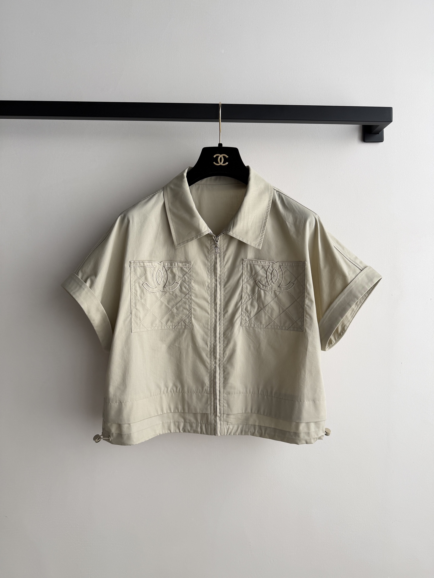 Chane*🆕26SS新款短袖拉链衬衫，采用轻薄透气面料，夏天穿超适合舒服！翻领+拉链设计，穿脱方便又利