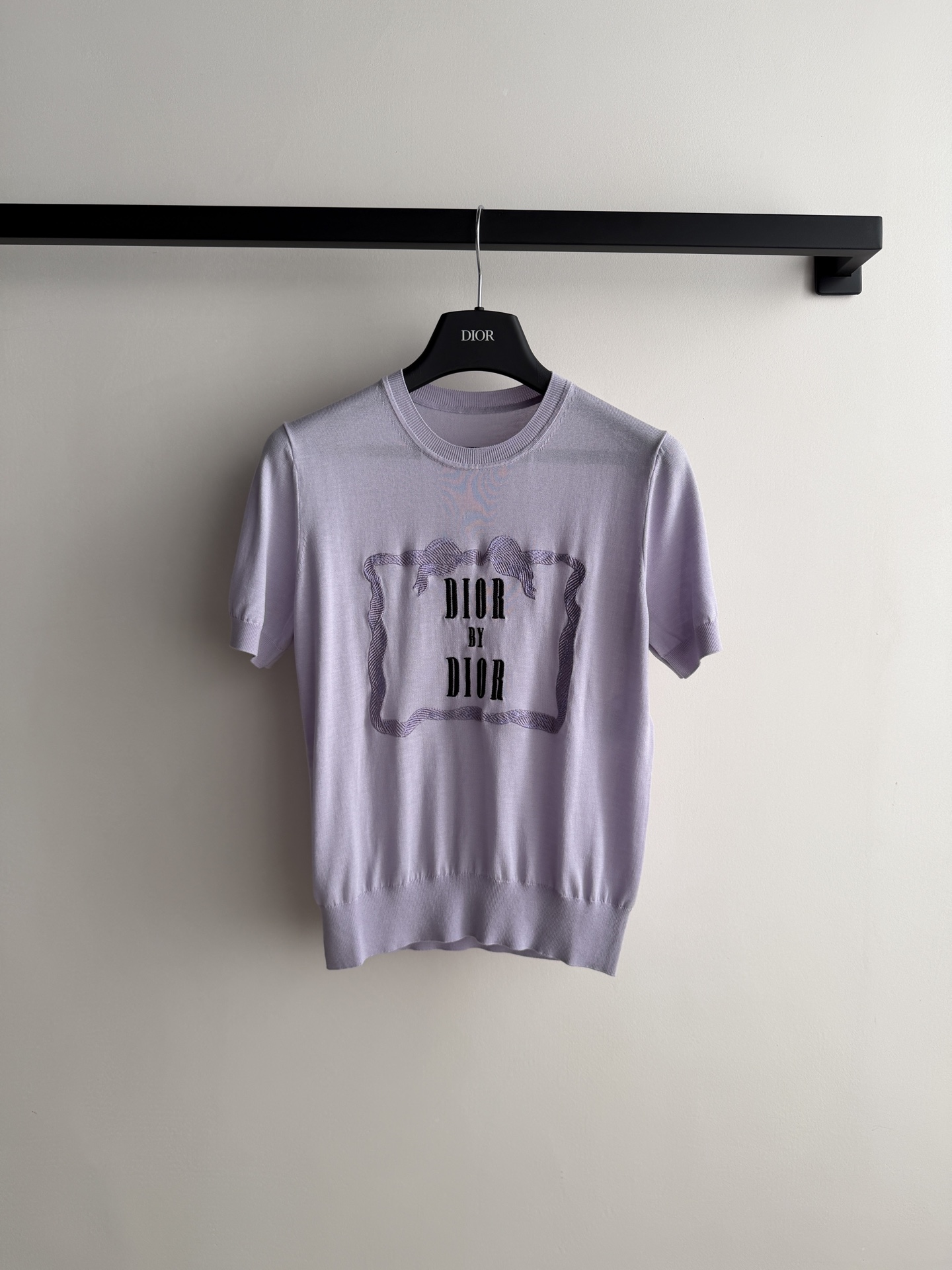 𝐃𝐢𝐨*🆕26new🪄香芋紫字母刺绣圆领针织短袖💜💜💜整体以精致的香芋紫色勾勒温柔底色，黑色字母刺绣搭配