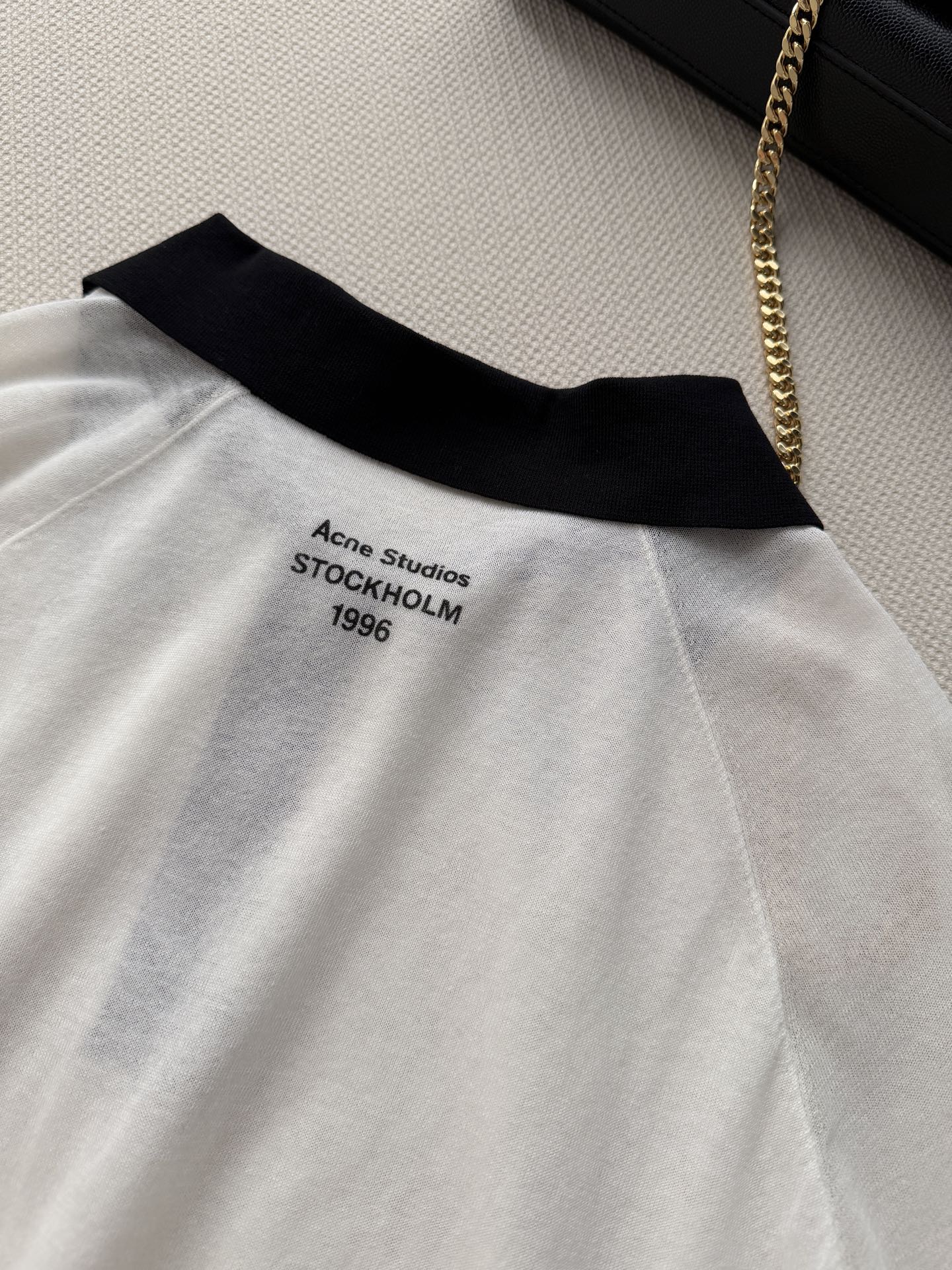Acne Studio*🆕撞色Polo衫，白色主色+黑色领口袖口，简约又有细节感！针织面料微透，夏天穿超