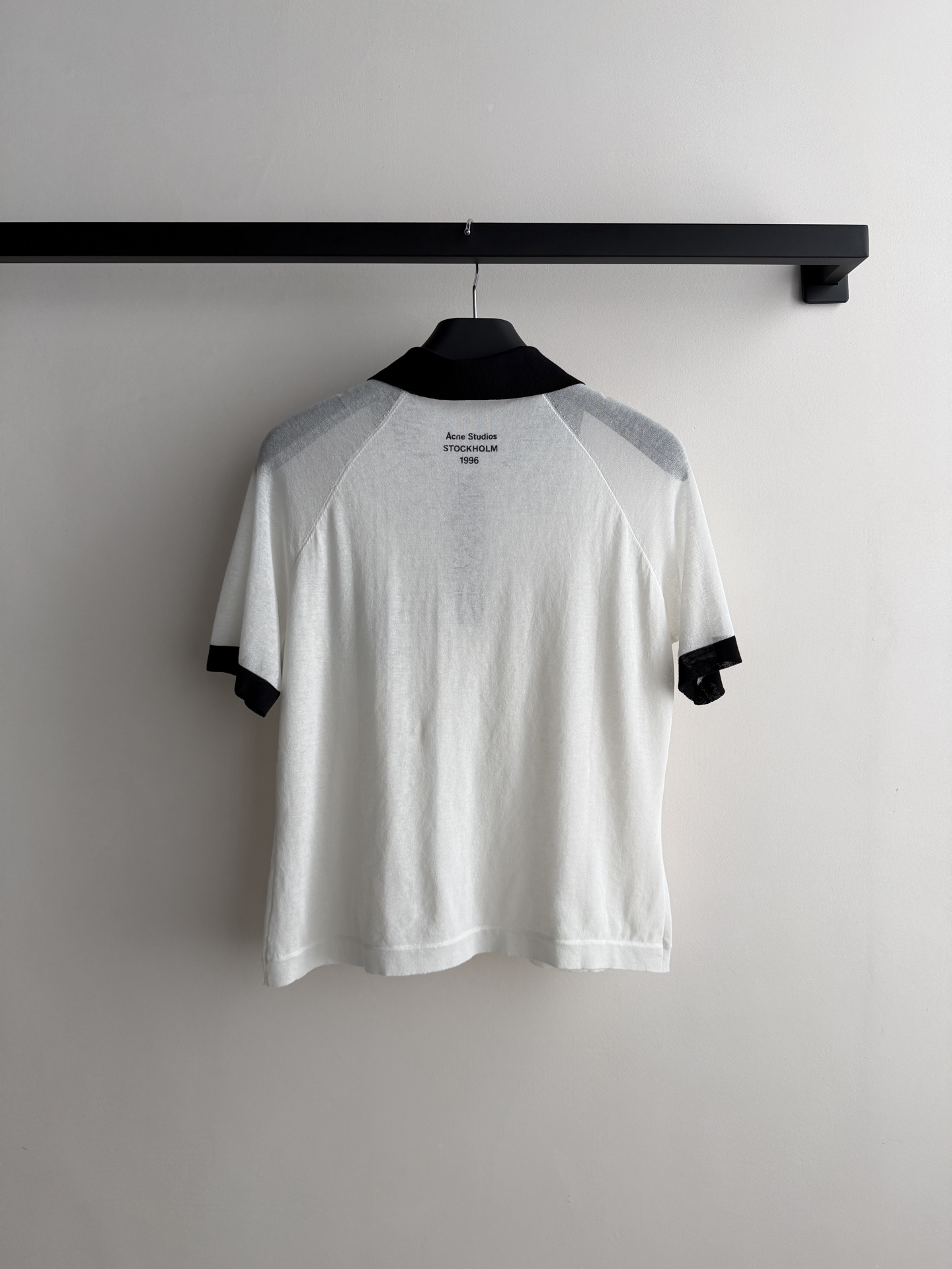 Acne Studio*🆕撞色Polo衫，白色主色+黑色领口袖口，简约又有细节感！针织面料微透，夏天穿超