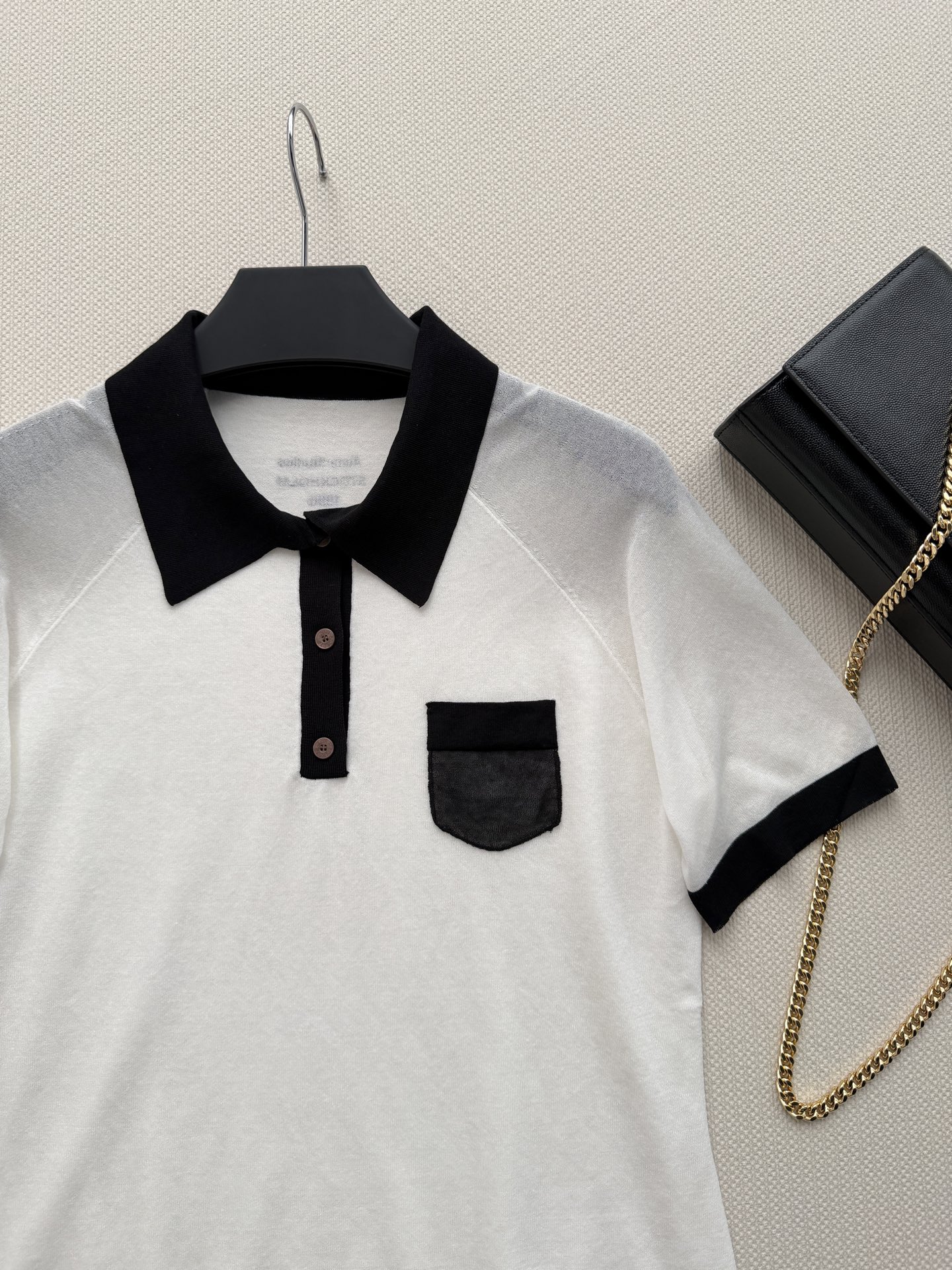 Acne Studio*🆕撞色Polo衫，白色主色+黑色领口袖口，简约又有细节感！针织面料微透，夏天穿超