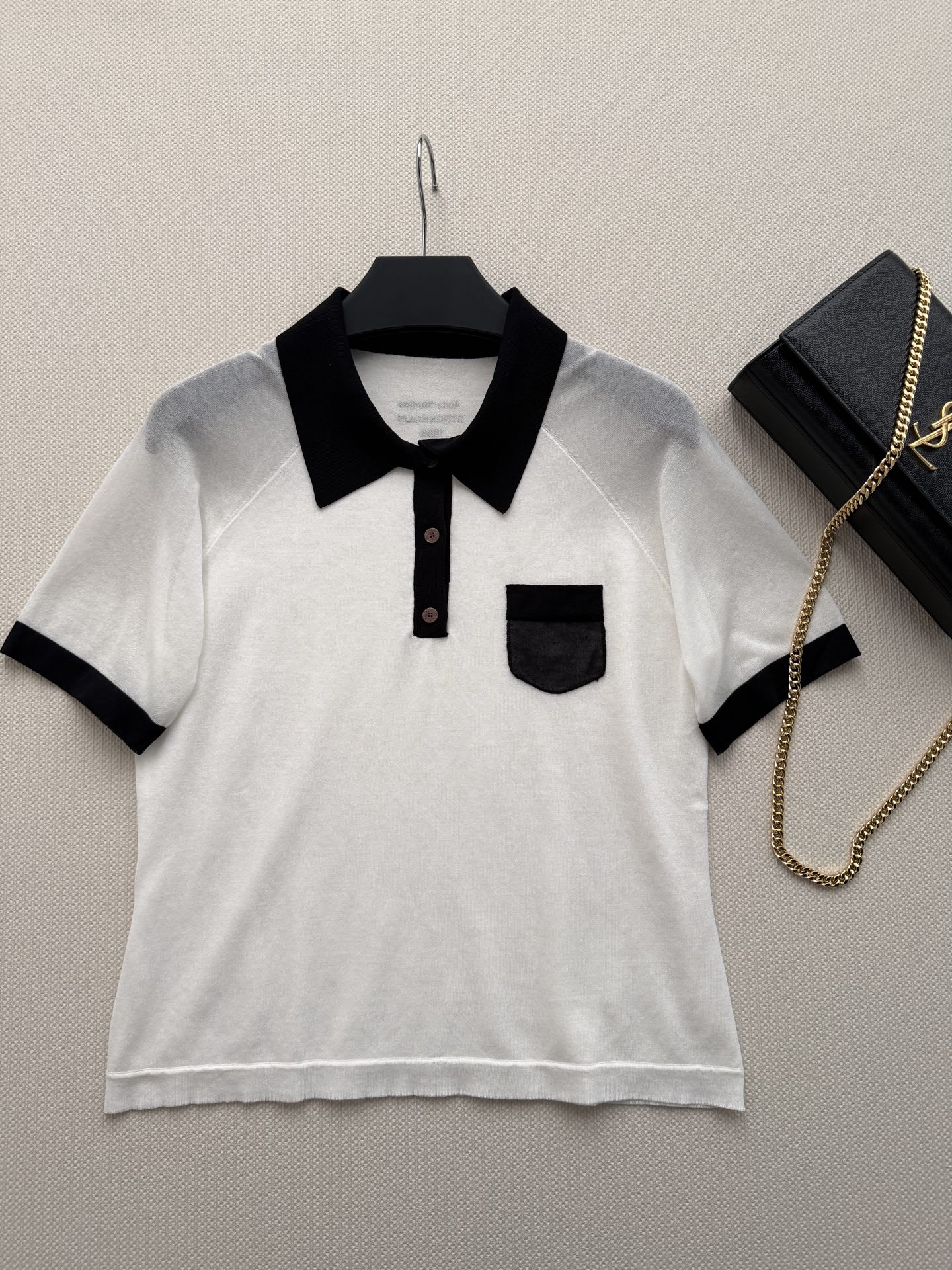 Acne Studio*🆕撞色Polo衫，白色主色+黑色领口袖口，简约又有细节感！针织面料微透，夏天穿超
