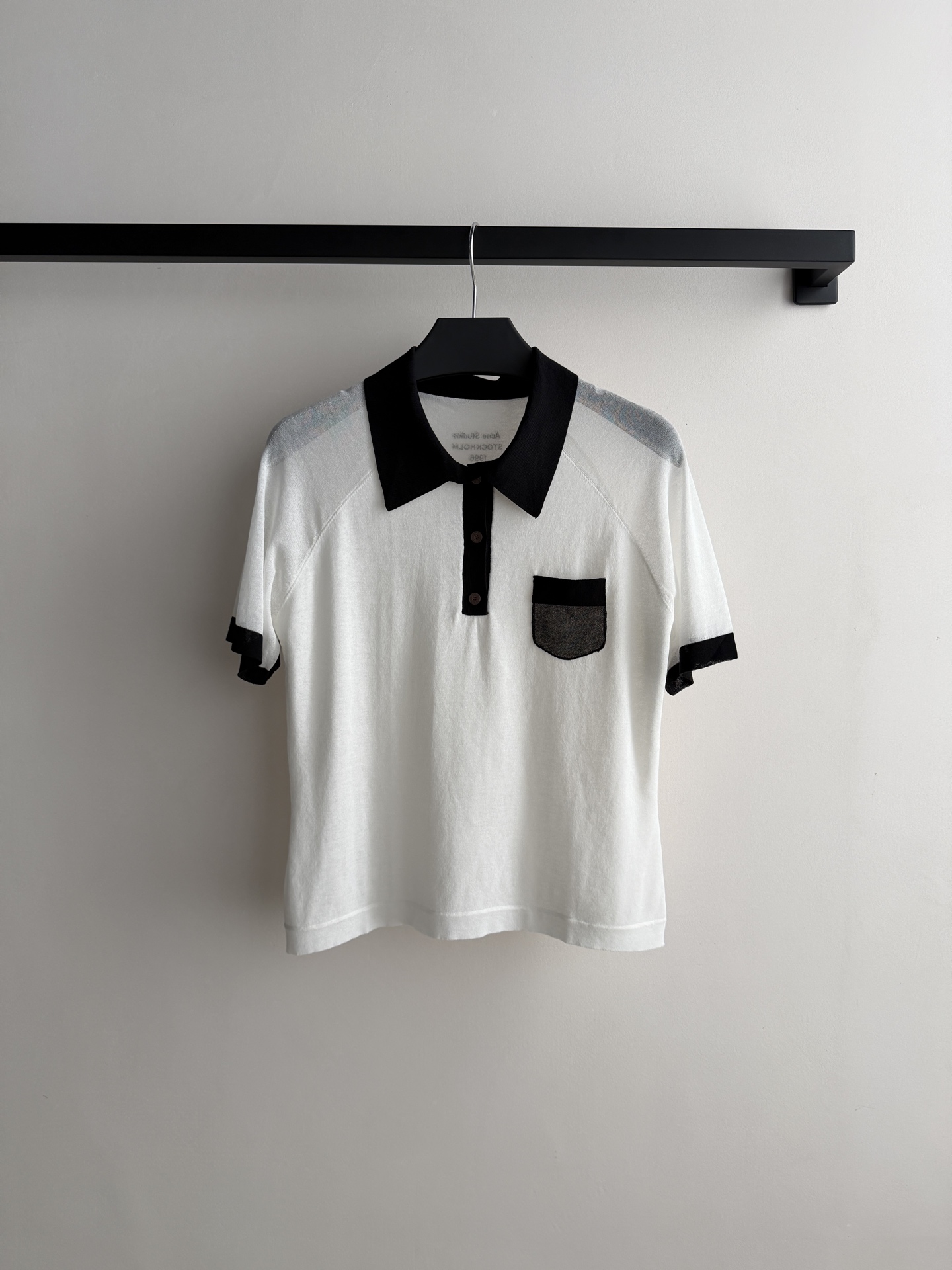 Acne Studio*🆕撞色Polo衫，白色主色+黑色领口袖口，简约又有细节感！针织面料微透，夏天穿超