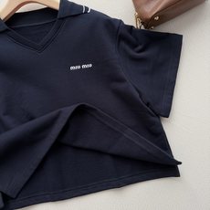 Miu Mi*🆕经典款短袖Polo衫,以复古学院风的笔触重新勾勒出夏日的松弛与精致✨。甄选质感优越的珠地 Miu Mi*🆕经典款短袖Polo衫,以复古学院风的笔触重新勾勒出夏日的松弛与精致✨。甄选质感优越的珠地