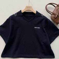 Miu Mi*🆕经典款短袖Polo衫,以复古学院风的笔触重新勾勒出夏日的松弛与精致✨。甄选质感优越的珠地 Miu Mi*🆕经典款短袖Polo衫,以复古学院风的笔触重新勾勒出夏日的松弛与精致✨。甄选质感优越的珠地