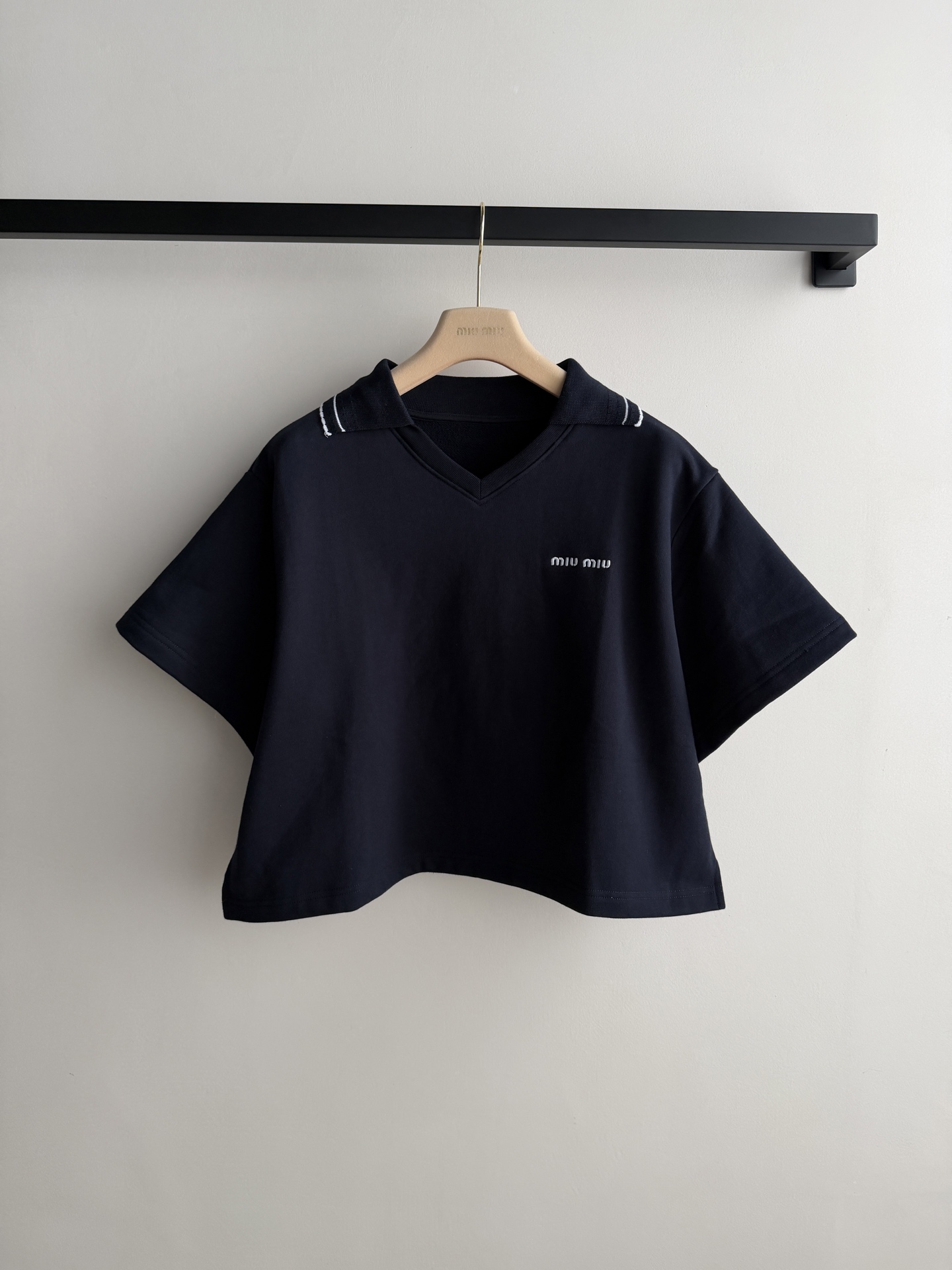 Miu Mi*🆕经典款短袖Polo衫，以复古学院风的笔触重新勾勒出夏日的松弛与精致✨。甄选质感优越的珠地