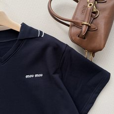 Miu Mi*🆕经典款短袖Polo衫,以复古学院风的笔触重新勾勒出夏日的松弛与精致✨。甄选质感优越的珠地 Miu Mi*🆕经典款短袖Polo衫,以复古学院风的笔触重新勾勒出夏日的松弛与精致✨。甄选质感优越的珠地