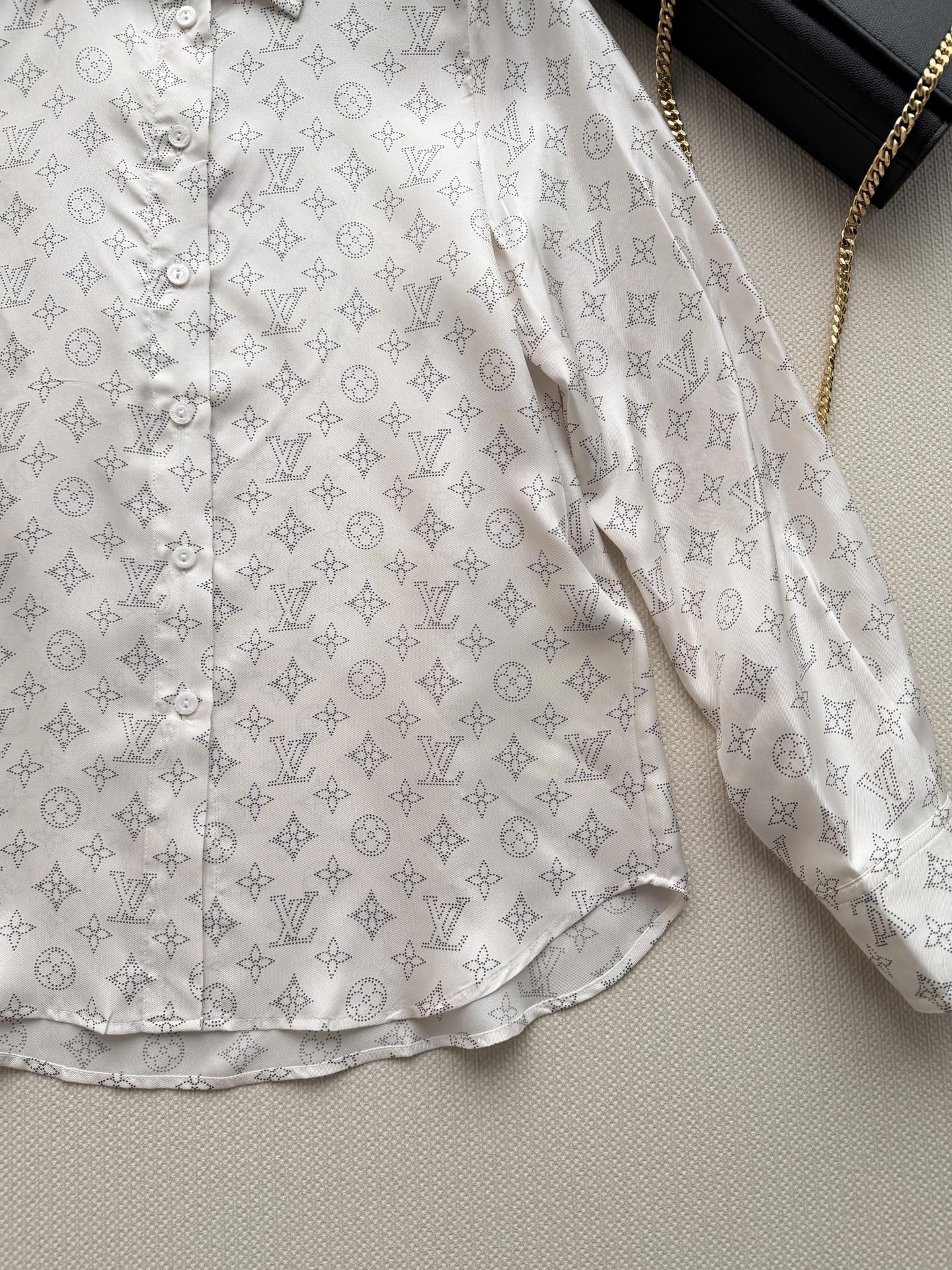 LouisVuitto*🆕Monogram真丝衬衫，经典满印老花设计，白底灰色印花，低调又高级。100%