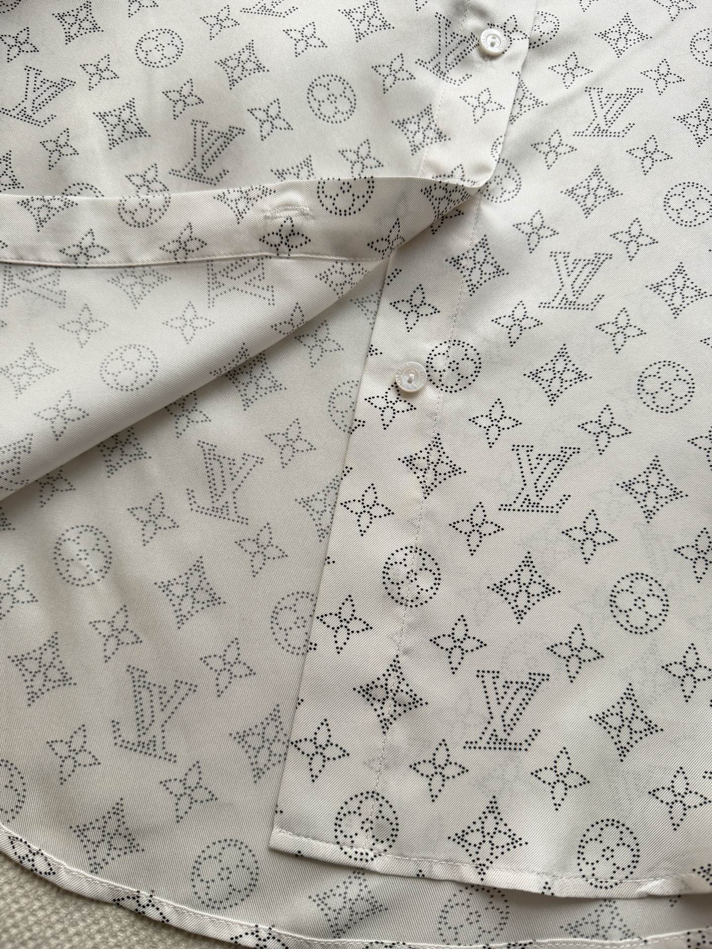 LouisVuitto*🆕Monogram真丝衬衫，经典满印老花设计，白底灰色印花，低调又高级。100%