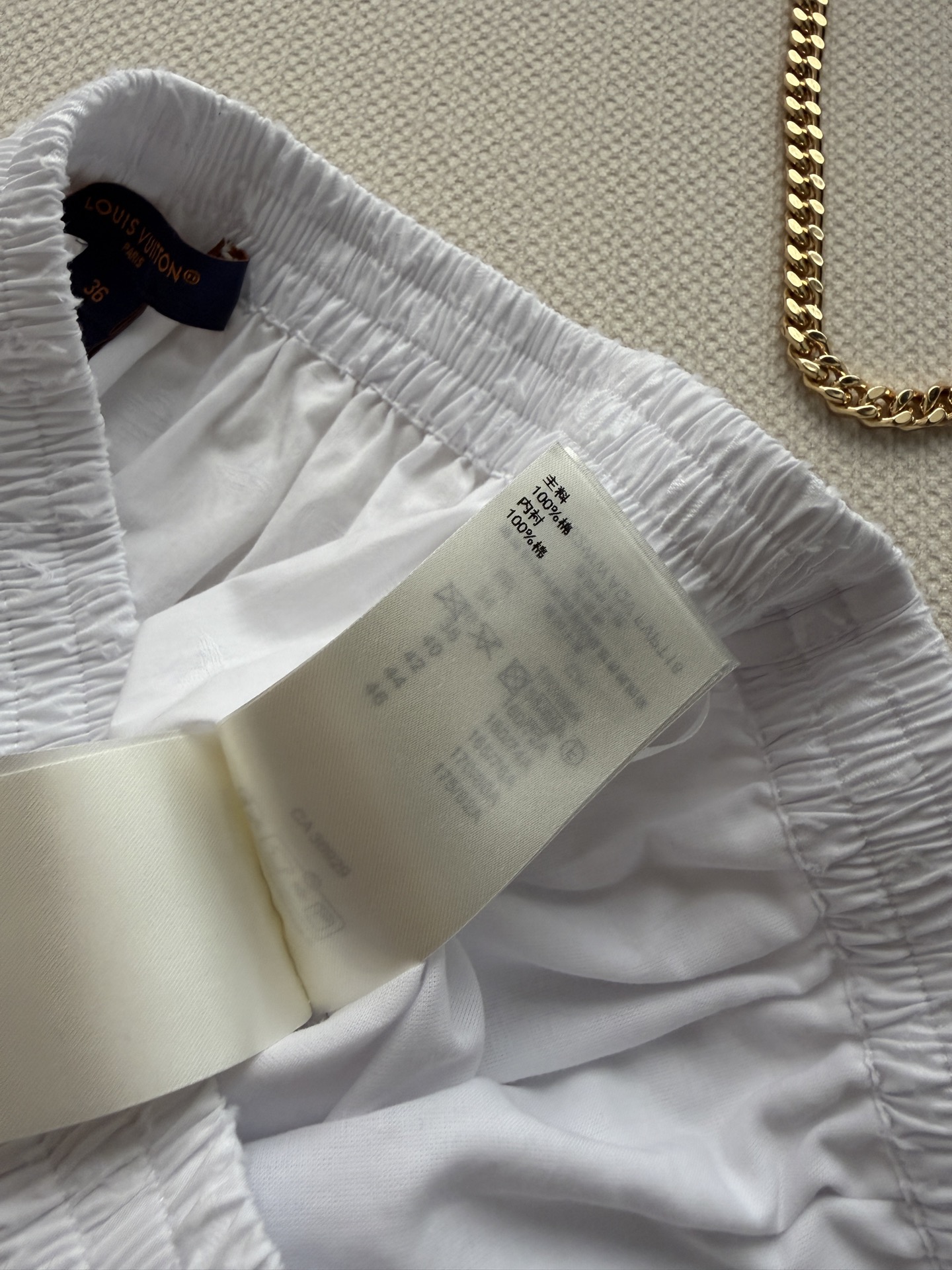 LouisVuitti*🆕这款白色短裤🩳采用提花工艺，肌理感满满，简约又精致✨。轻薄透气面料，春夏穿超舒
