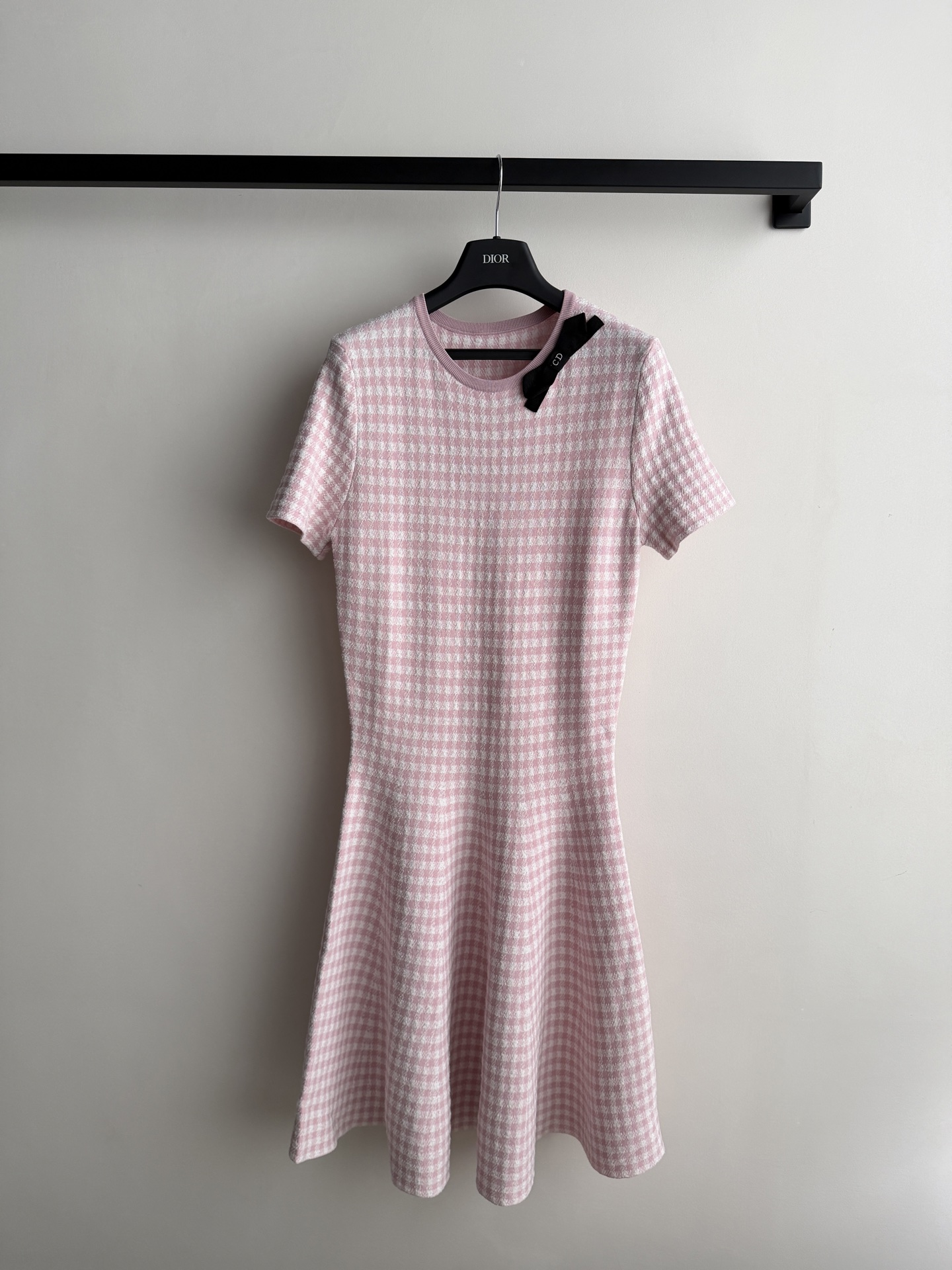 𝐃𝐢𝐨*26new🪄樱花粉蝴蝶结千鸟格连衣裙🌸🎀〰️以复古格纹元素为主调，打造出兼具时尚感与复古氛围的穿