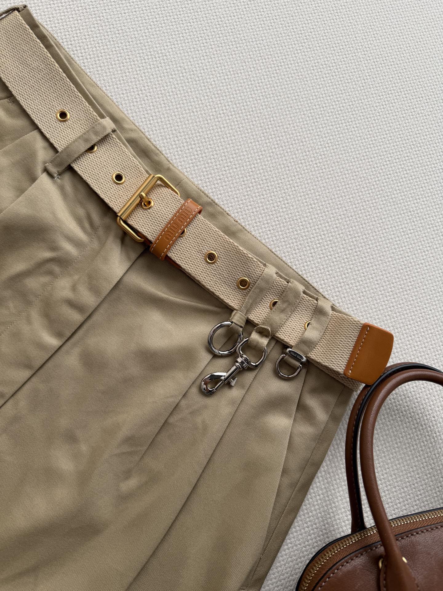 Miu Mi*🆕26最新款的这条卡其色半裙真的把“学院少女感”玩出花了！🍂 这种经典的百褶版型自带减龄滤