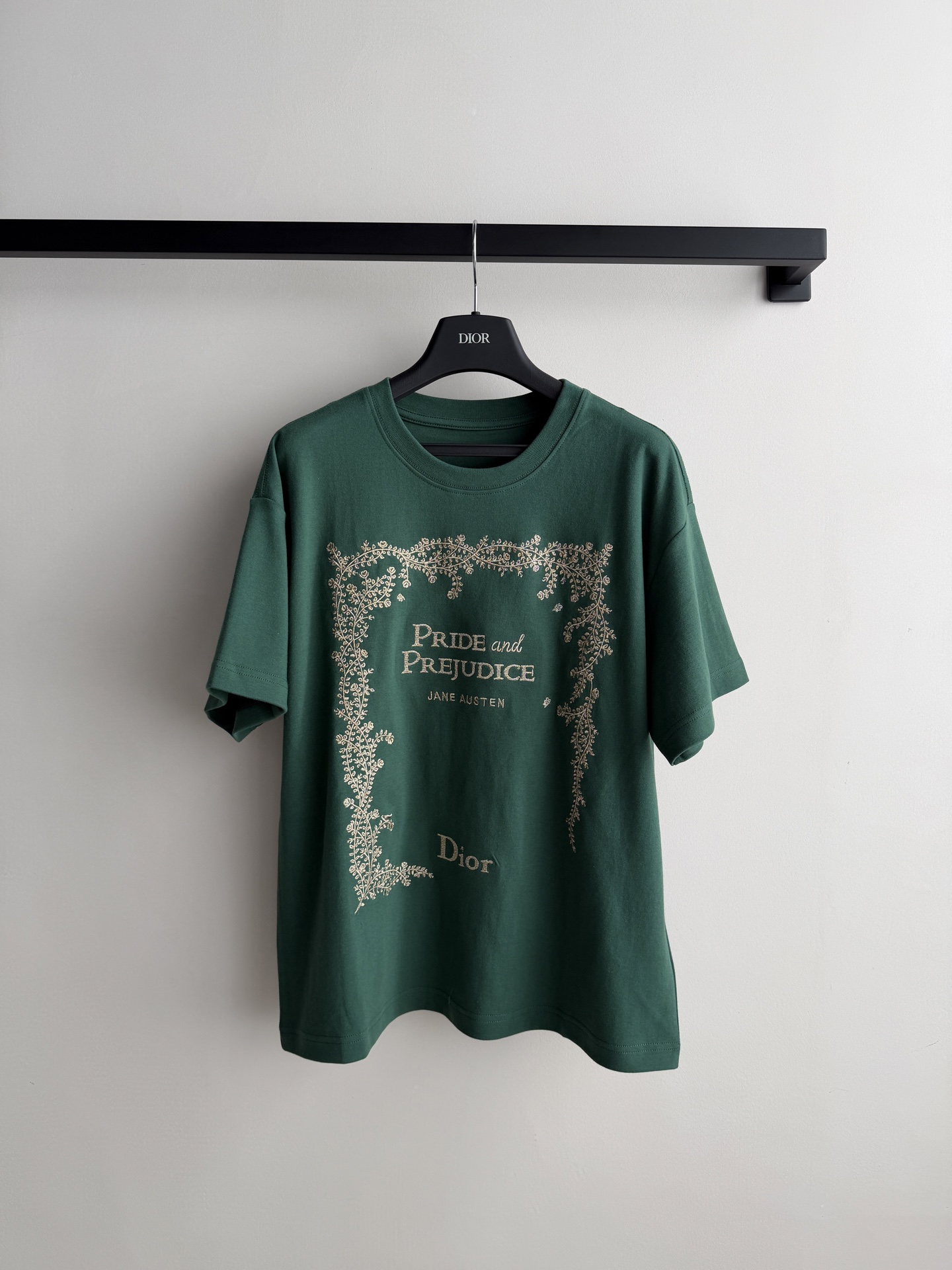𝐃𝐢𝐨*🆕26new🪄深绿色金线花卉刺绣圆领短袖💚💚🍃墨绿色与金线花簇交织出盎然的春日生机，各处小细节暗