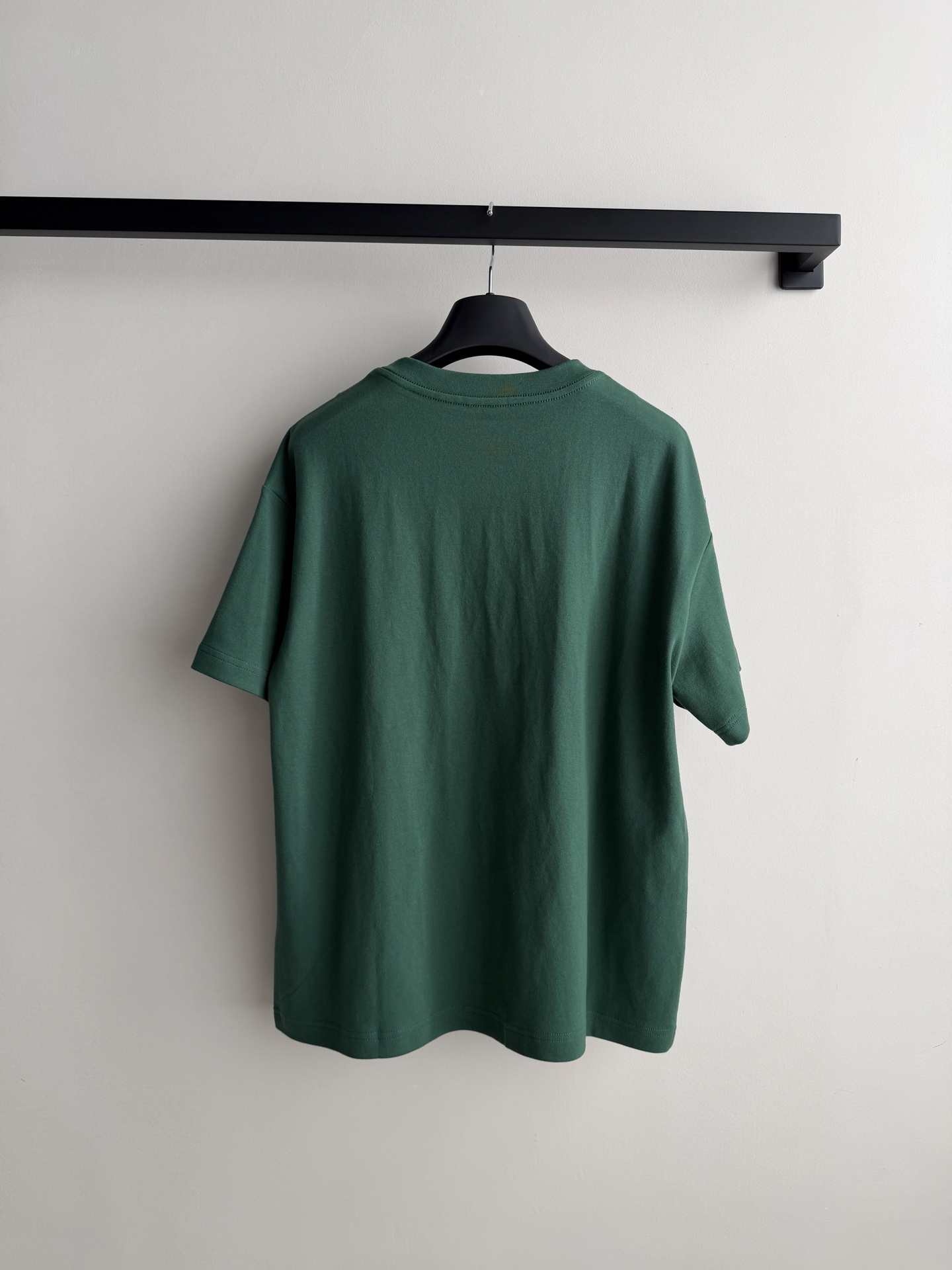 𝐃𝐢𝐨*🆕26new🪄深绿色金线花卉刺绣圆领短袖💚💚🍃墨绿色与金线花簇交织出盎然的春日生机，各处小细节暗