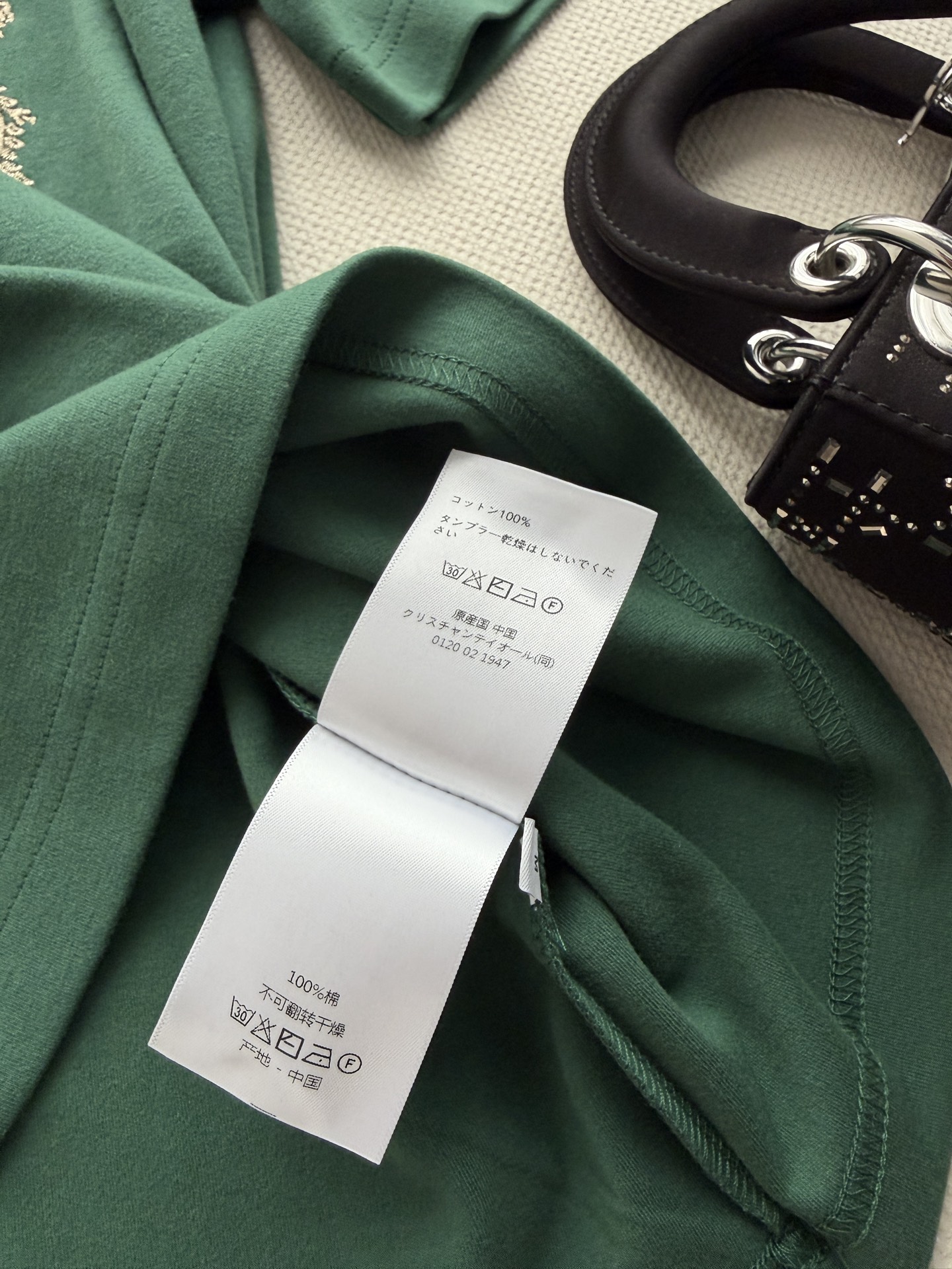 𝐃𝐢𝐨*🆕26new🪄深绿色金线花卉刺绣圆领短袖💚💚🍃墨绿色与金线花簇交织出盎然的春日生机，各处小细节暗