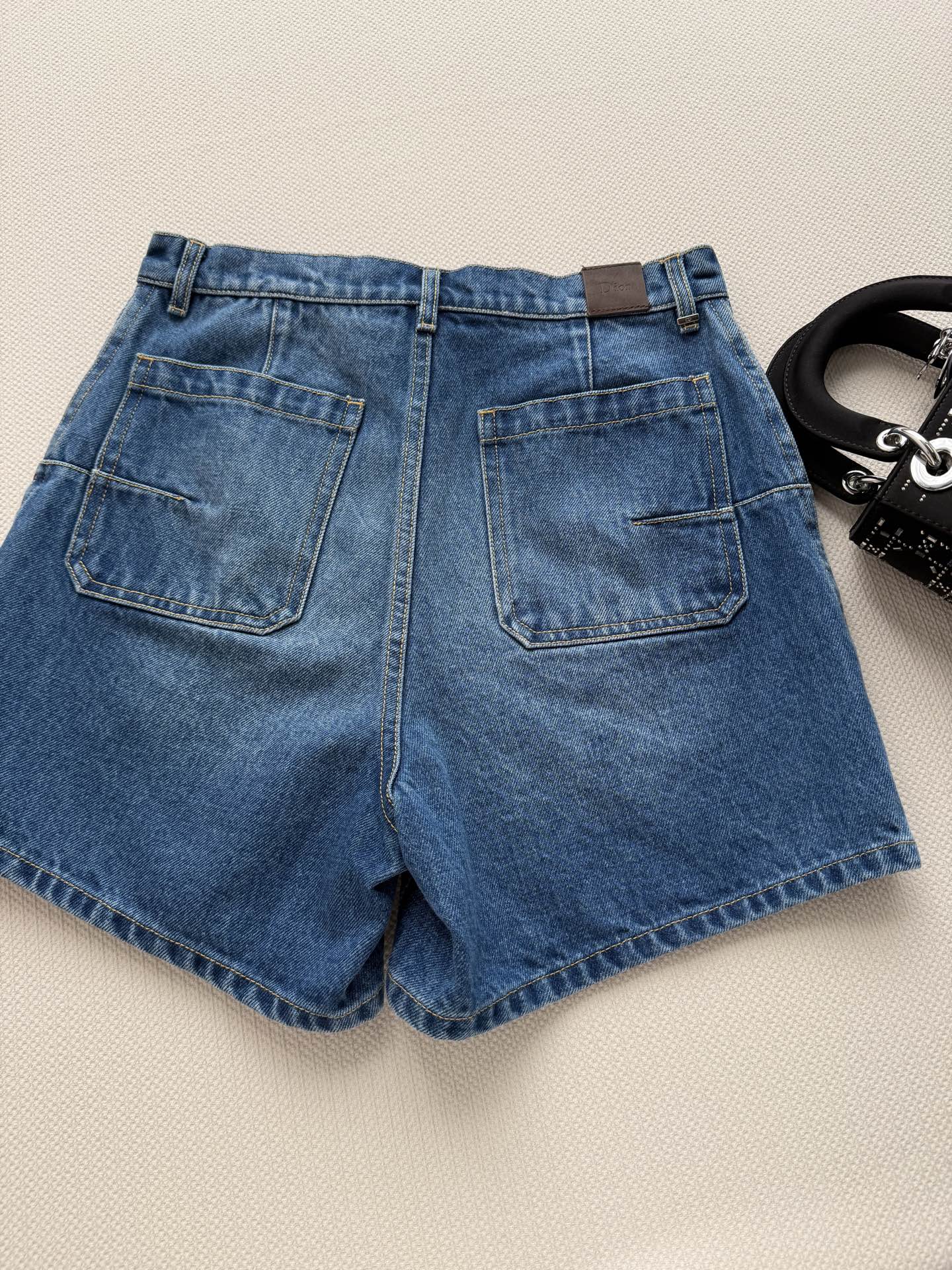 Dio*🆕高腰牛仔短裤，深蓝水洗面料，质感挺括透气，夏天穿超舒服！A字宽松版型+高腰设计，显瘦又修饰腰臀