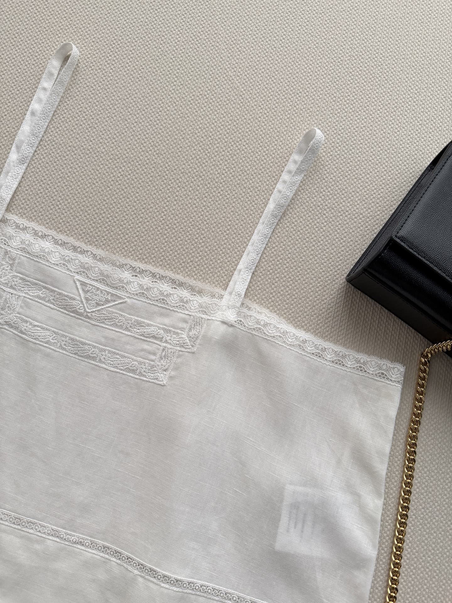 Prad*🆕100%亚麻法蕾绣花吊带背心，轻盈透气，夏天穿超舒服！精致法蕾绣花，细节满分✨。白色简约百搭