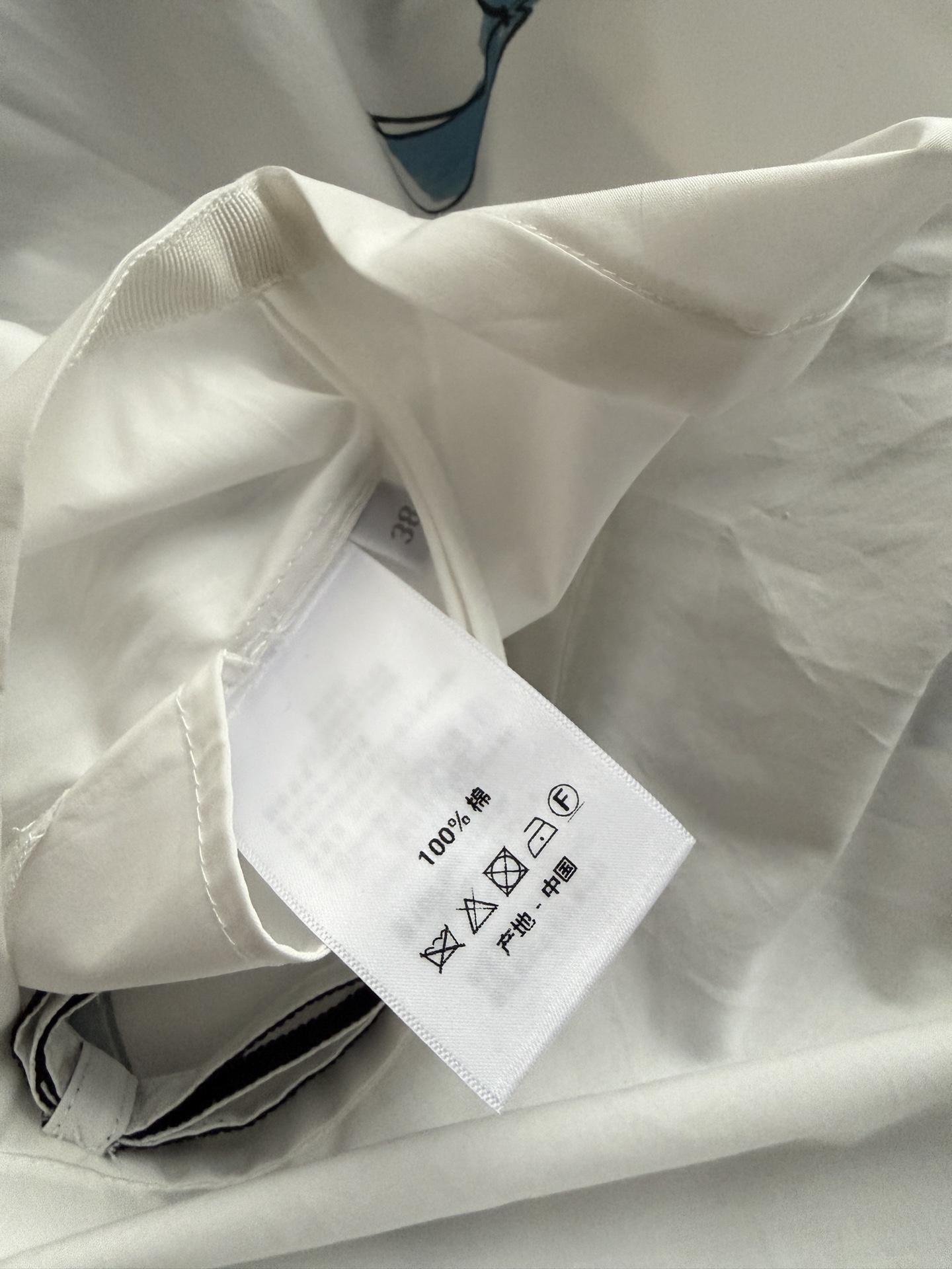 Dio*🆕这款半裙来自 Dioriviera 限定系列，饰以蓝色特色蝴蝶结。采用白色棉府绸面料精心制作，