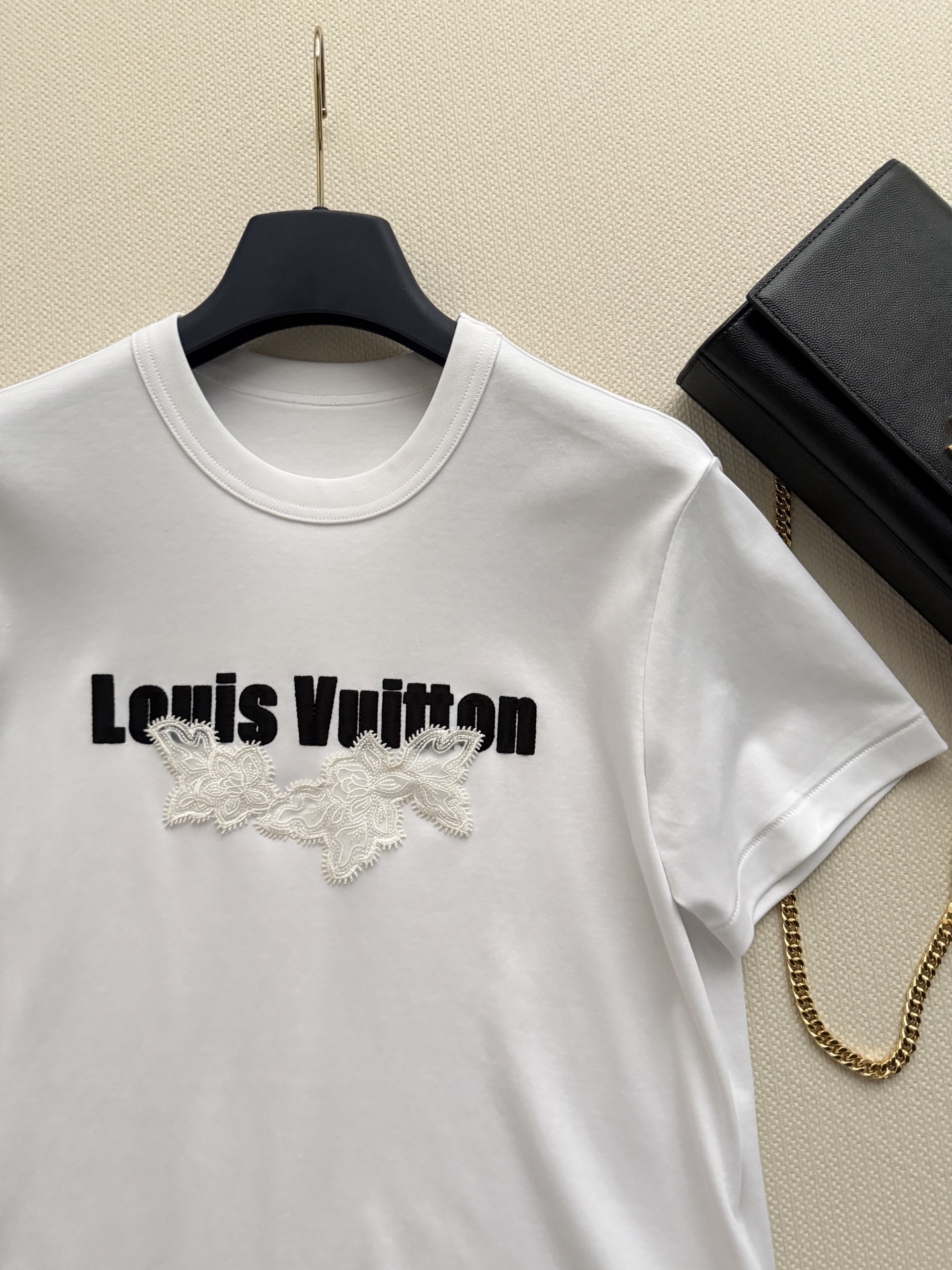 LouisVuitto*🆕这款白色短袖T恤，采用纯棉材质，柔软舒适，日常穿着超友好！胸前黑色Logo+白