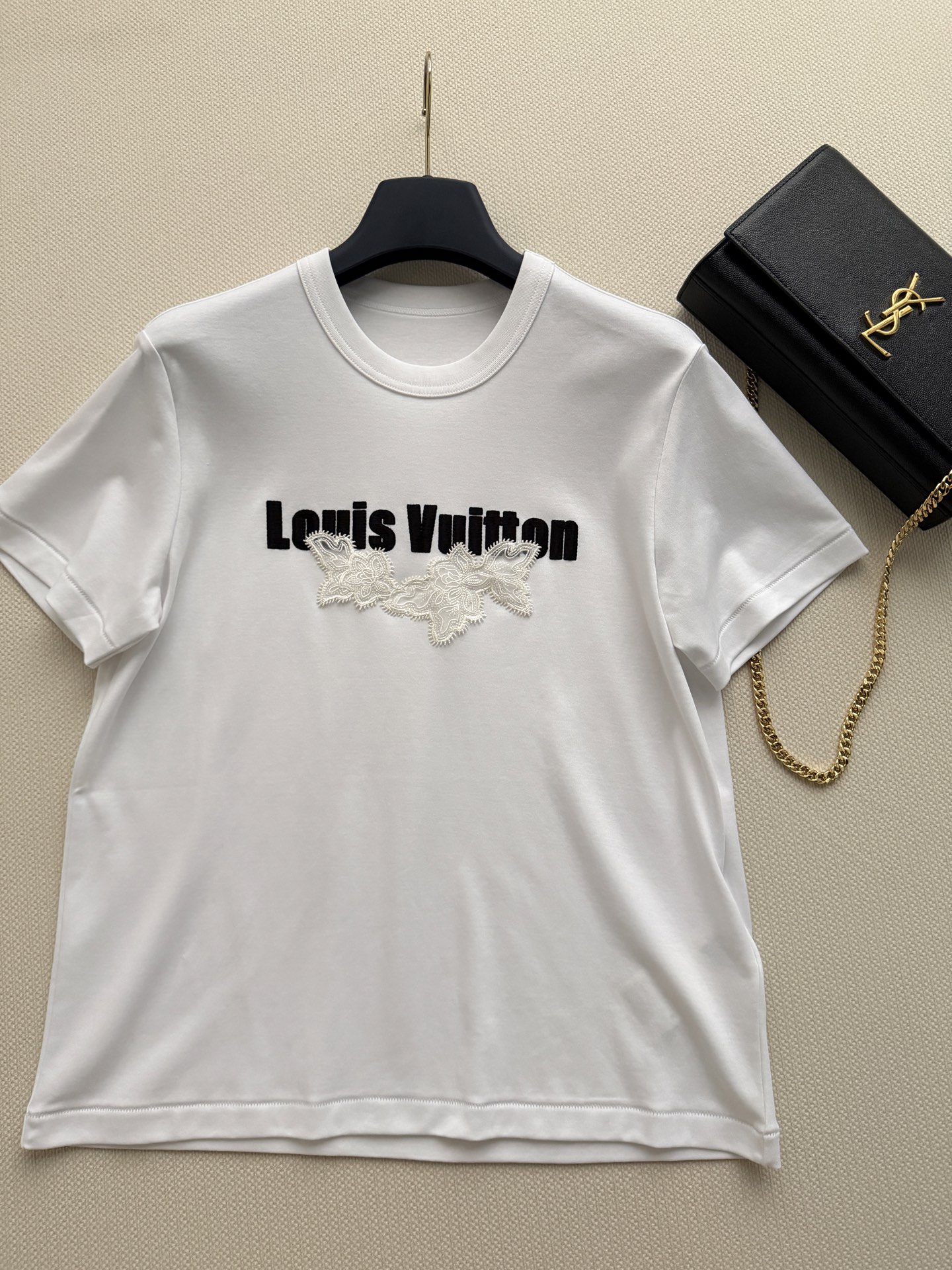 LouisVuitto*🆕这款白色短袖T恤，采用纯棉材质，柔软舒适，日常穿着超友好！胸前黑色Logo+白