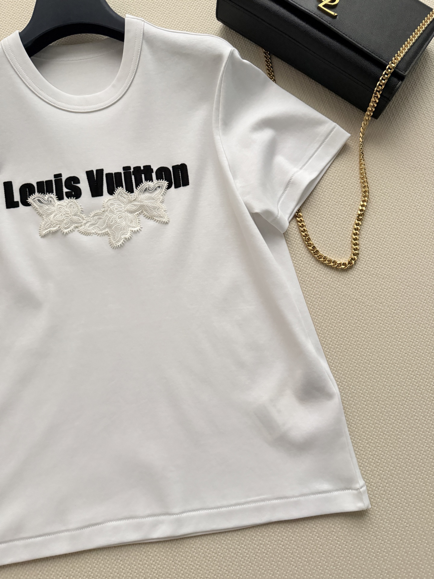 LouisVuitto*🆕这款白色短袖T恤，采用纯棉材质，柔软舒适，日常穿着超友好！胸前黑色Logo+白