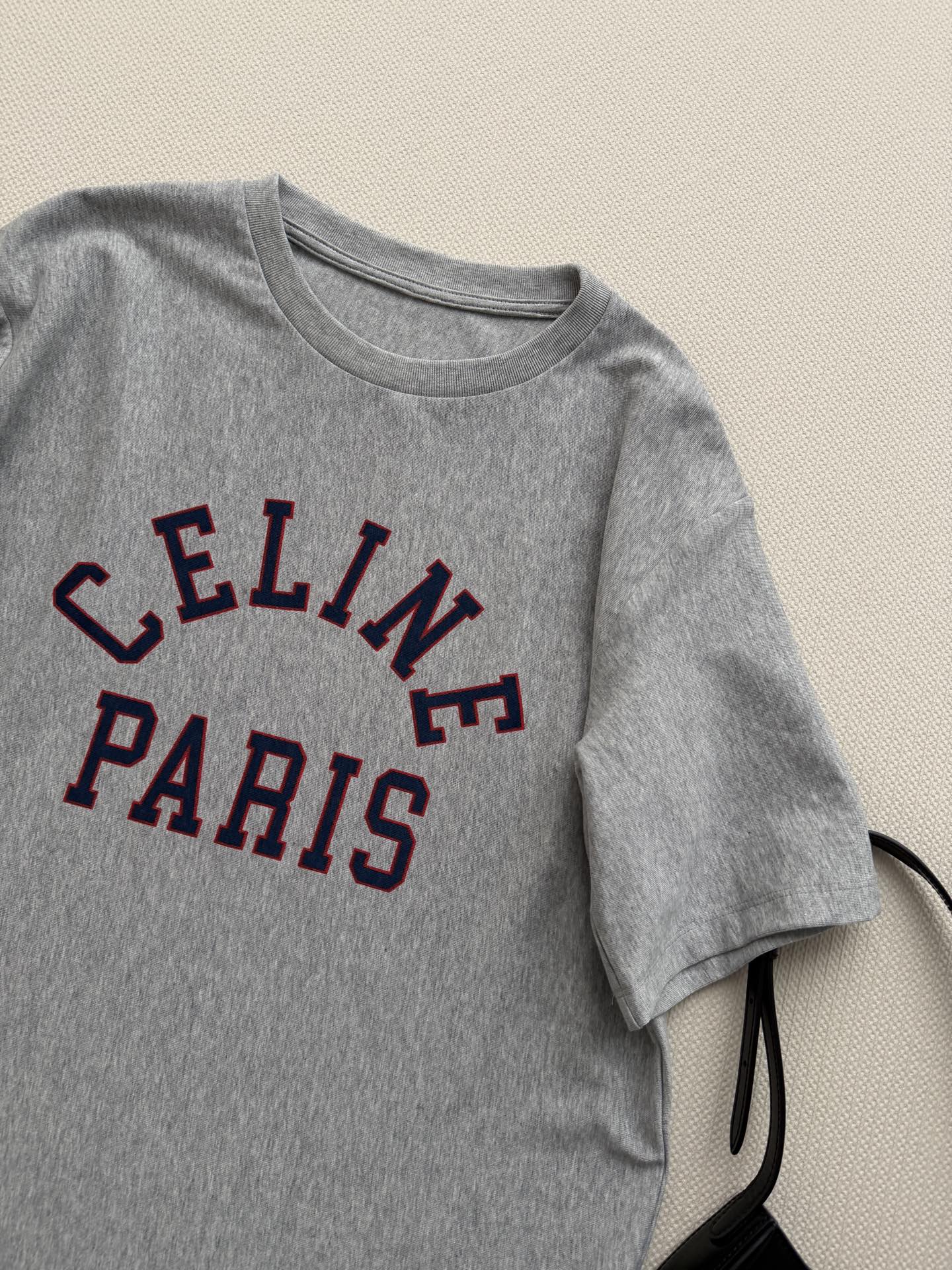 Celin*🆕这款短袖T恤，采用纯棉材质，轻薄透气，夏天穿超舒服！正面“CELINE PARIS”，弧形