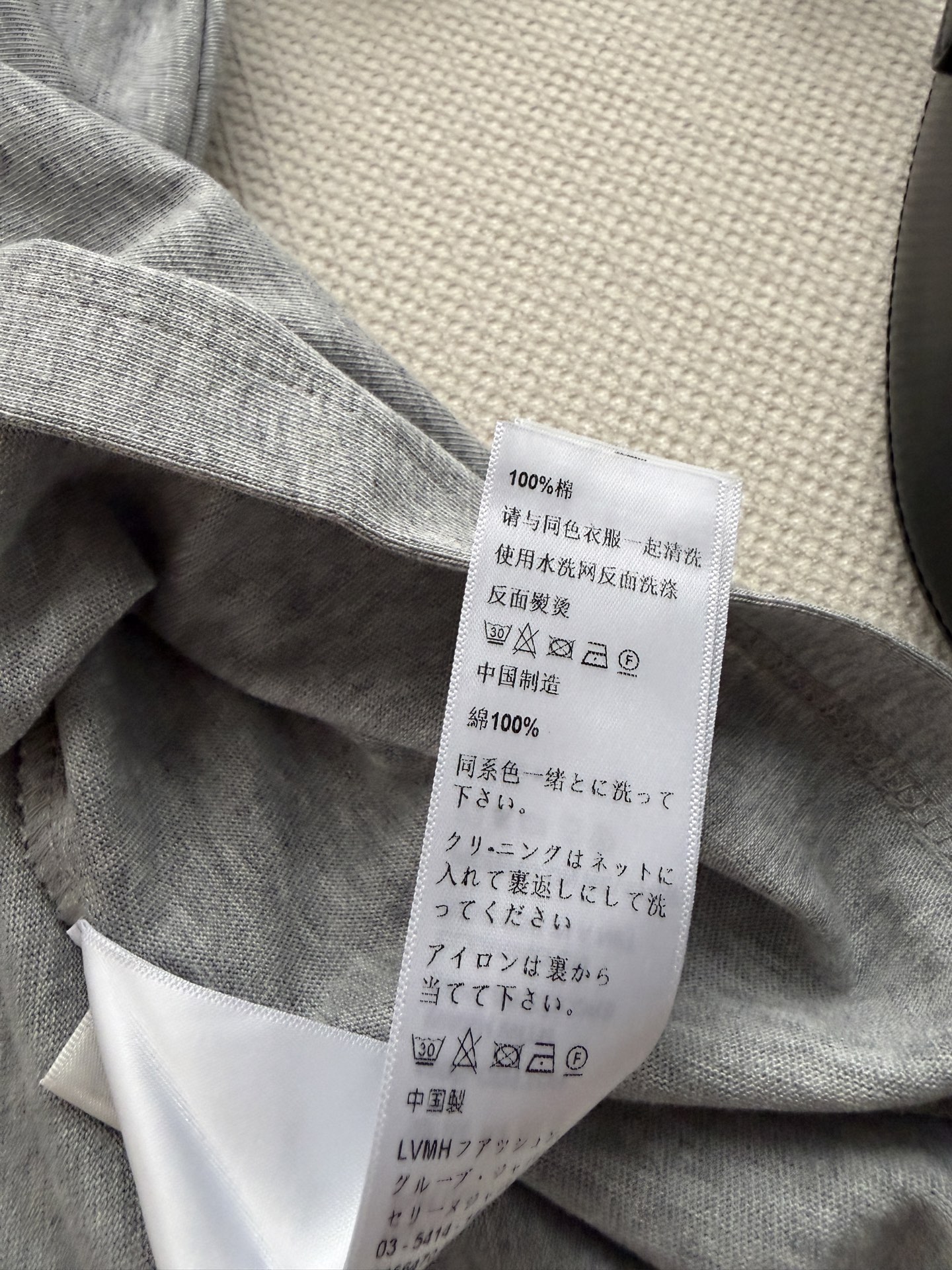 Celin*🆕这款短袖T恤，采用纯棉材质，轻薄透气，夏天穿超舒服！正面“CELINE PARIS”，弧形