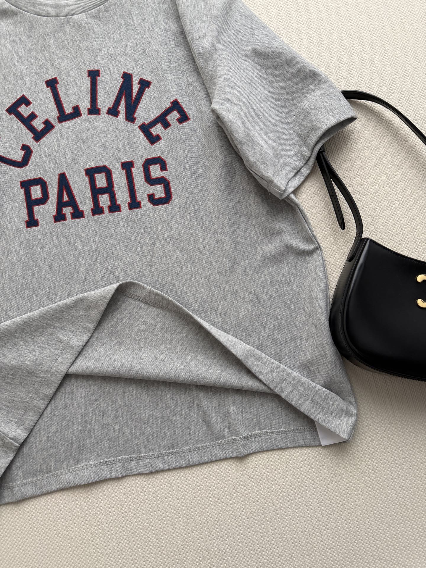 Celin*🆕这款短袖T恤，采用纯棉材质，轻薄透气，夏天穿超舒服！正面“CELINE PARIS”，弧形