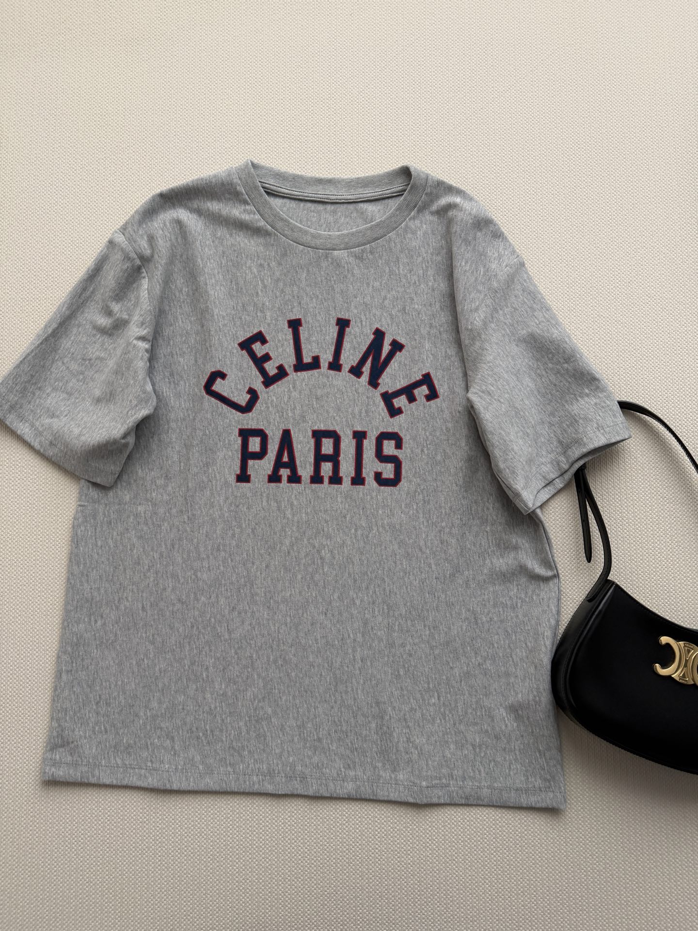 Celin*🆕这款短袖T恤，采用纯棉材质，轻薄透气，夏天穿超舒服！正面“CELINE PARIS”，弧形
