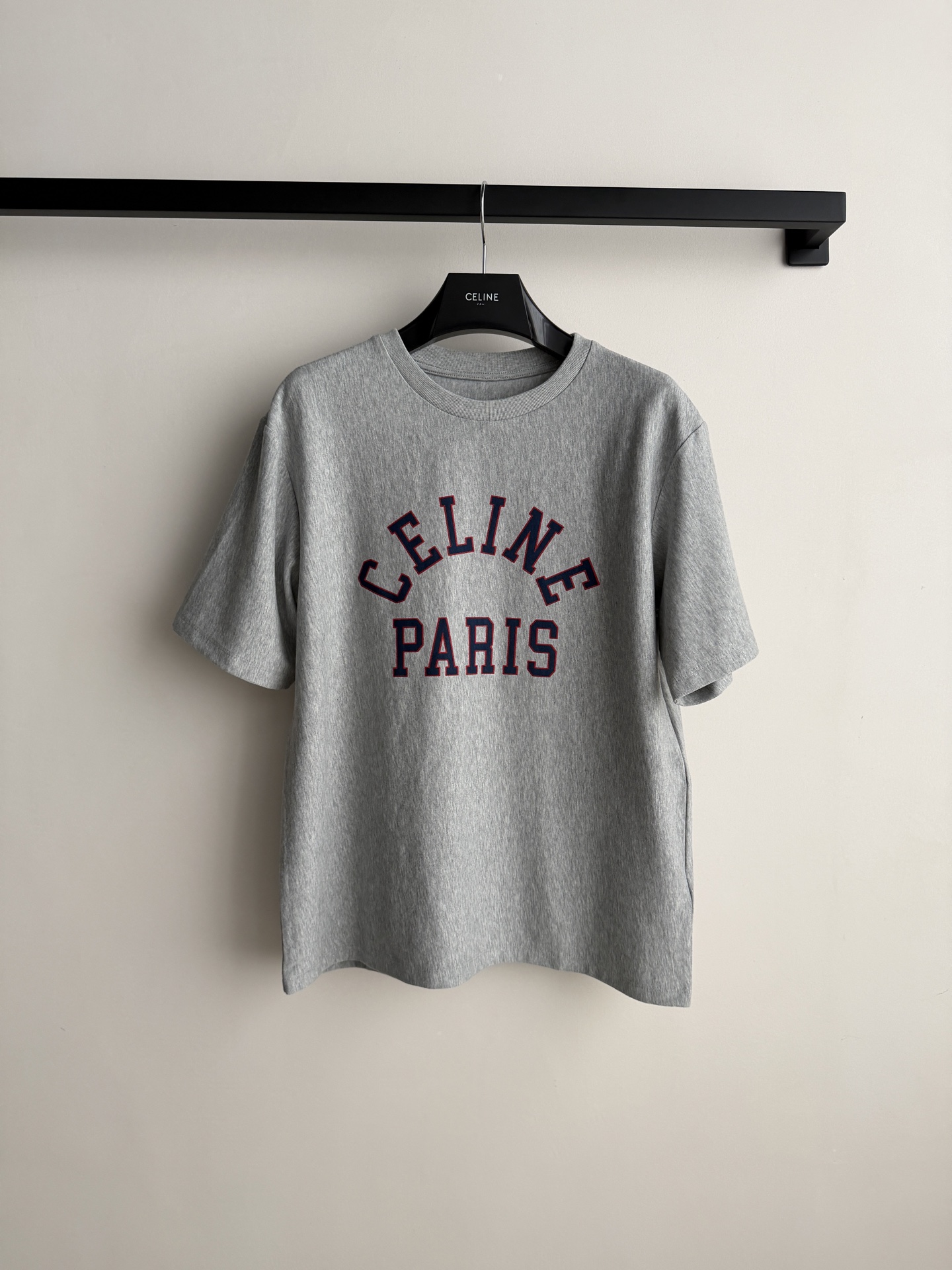 Celin*🆕这款短袖T恤，采用纯棉材质，轻薄透气，夏天穿超舒服！正面“CELINE PARIS”，弧形