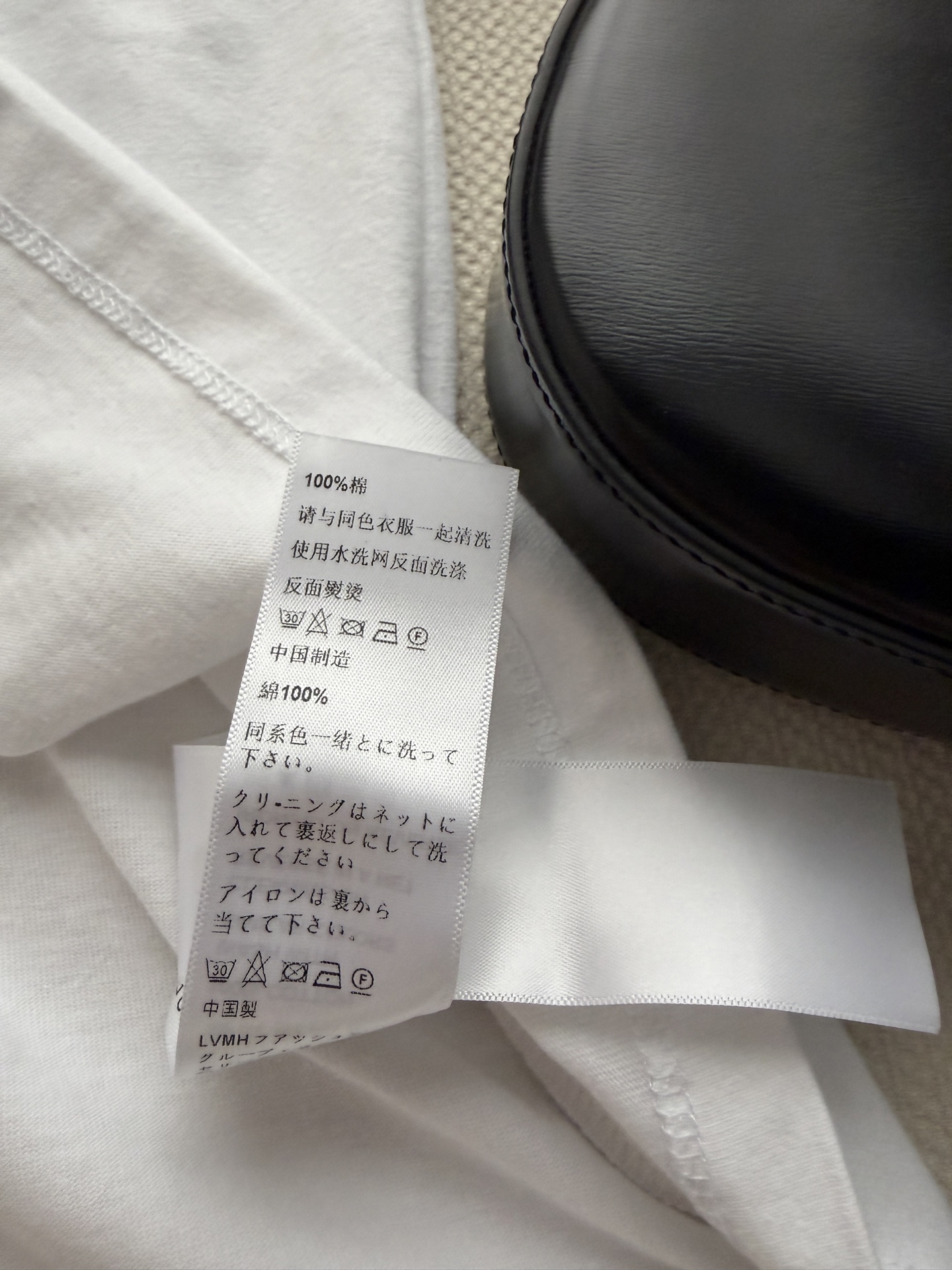 Celin*🆕这款短袖T恤，采用纯棉材质，轻薄透气，夏天穿超舒服！正面“CELINE PARIS”，弧形