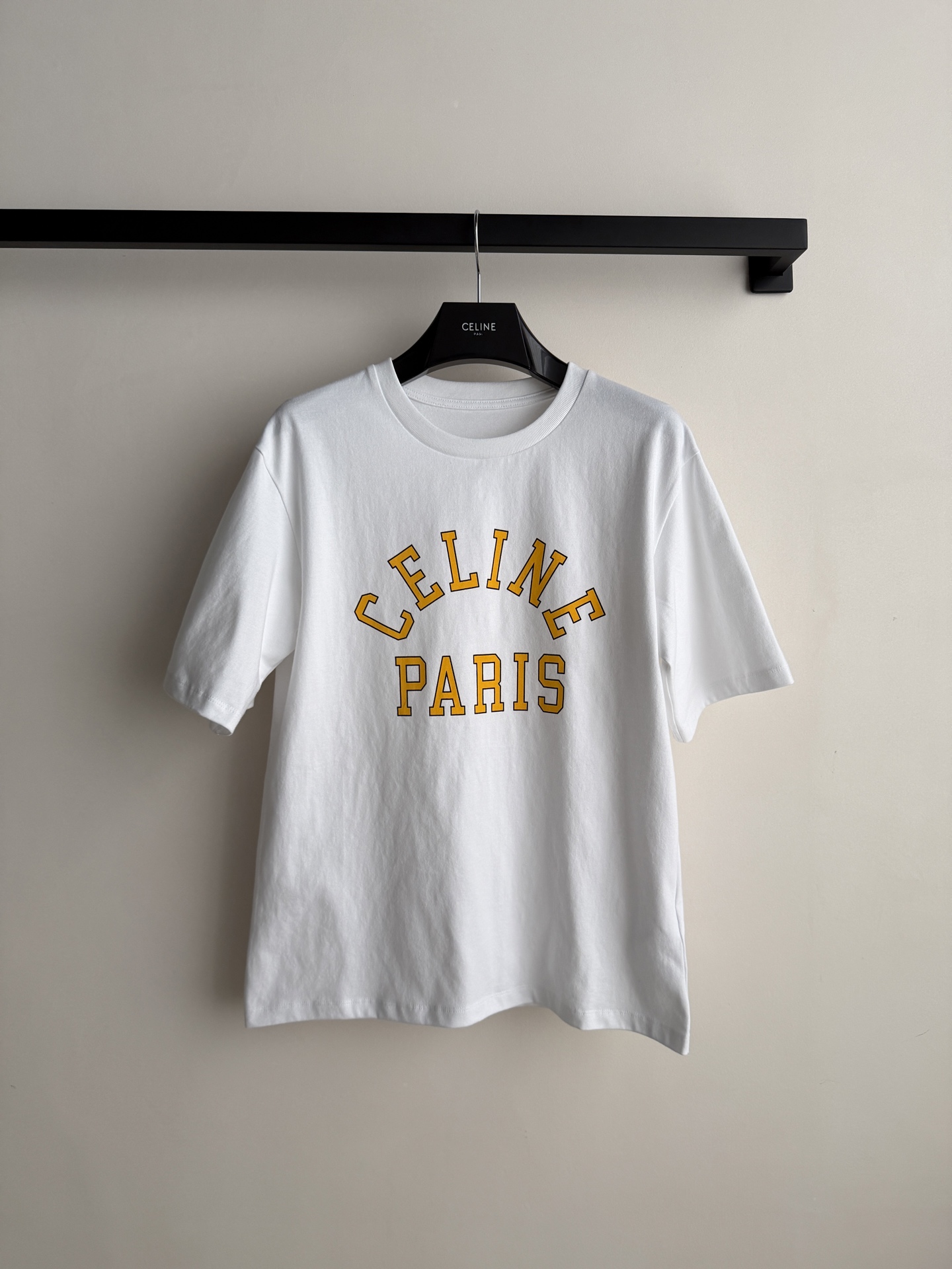 Celin*🆕这款短袖T恤，采用纯棉材质，轻薄透气，夏天穿超舒服！正面“CELINE PARIS”，弧形