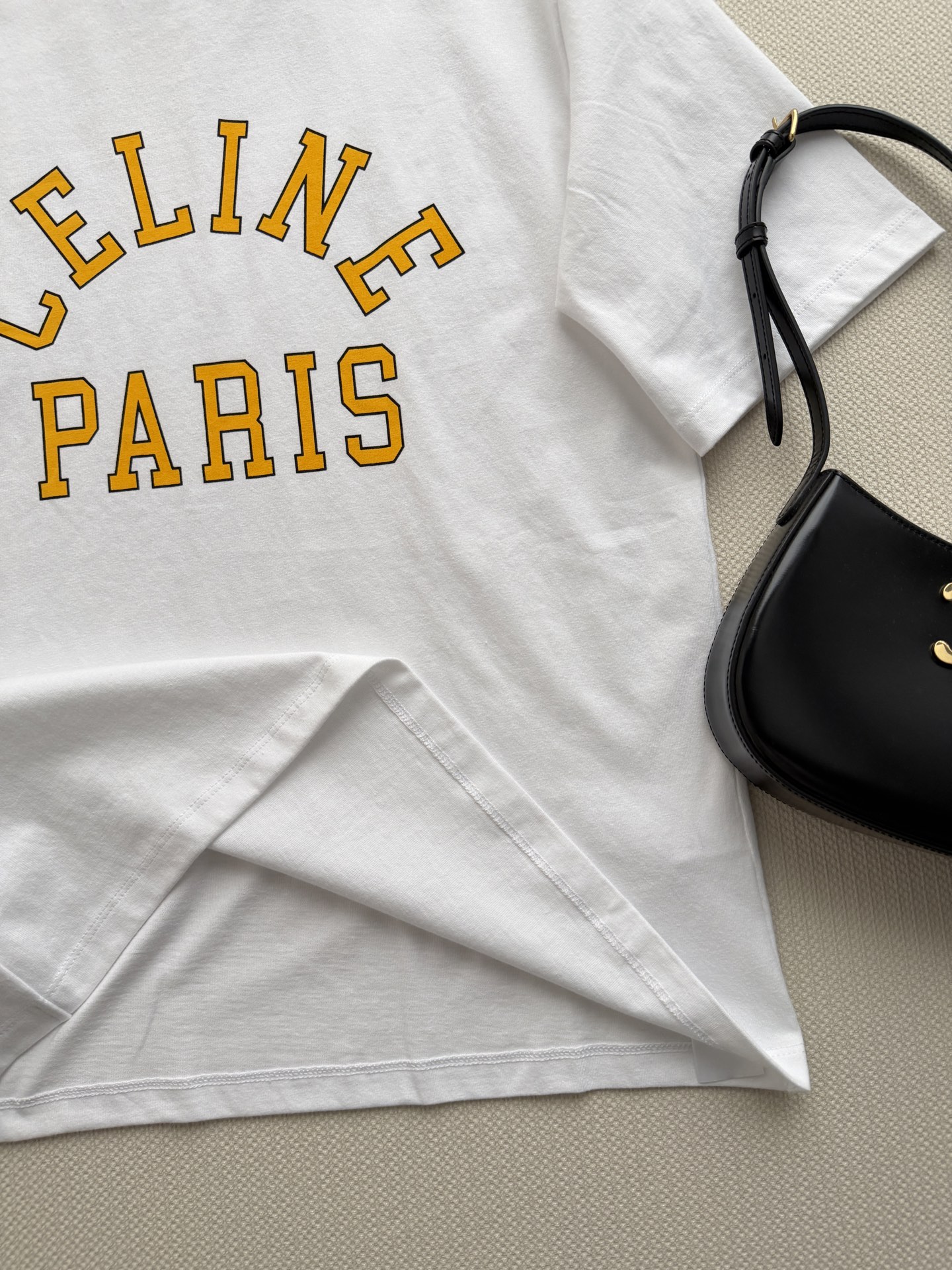Celin*🆕这款短袖T恤，采用纯棉材质，轻薄透气，夏天穿超舒服！正面“CELINE PARIS”，弧形