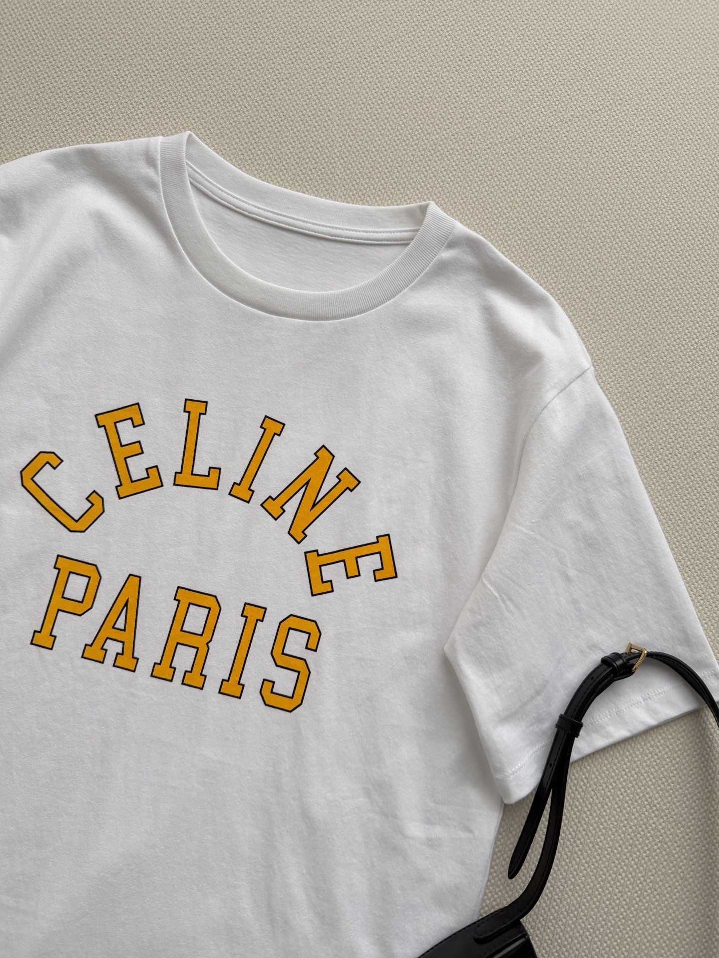 Celin*🆕这款短袖T恤，采用纯棉材质，轻薄透气，夏天穿超舒服！正面“CELINE PARIS”，弧形