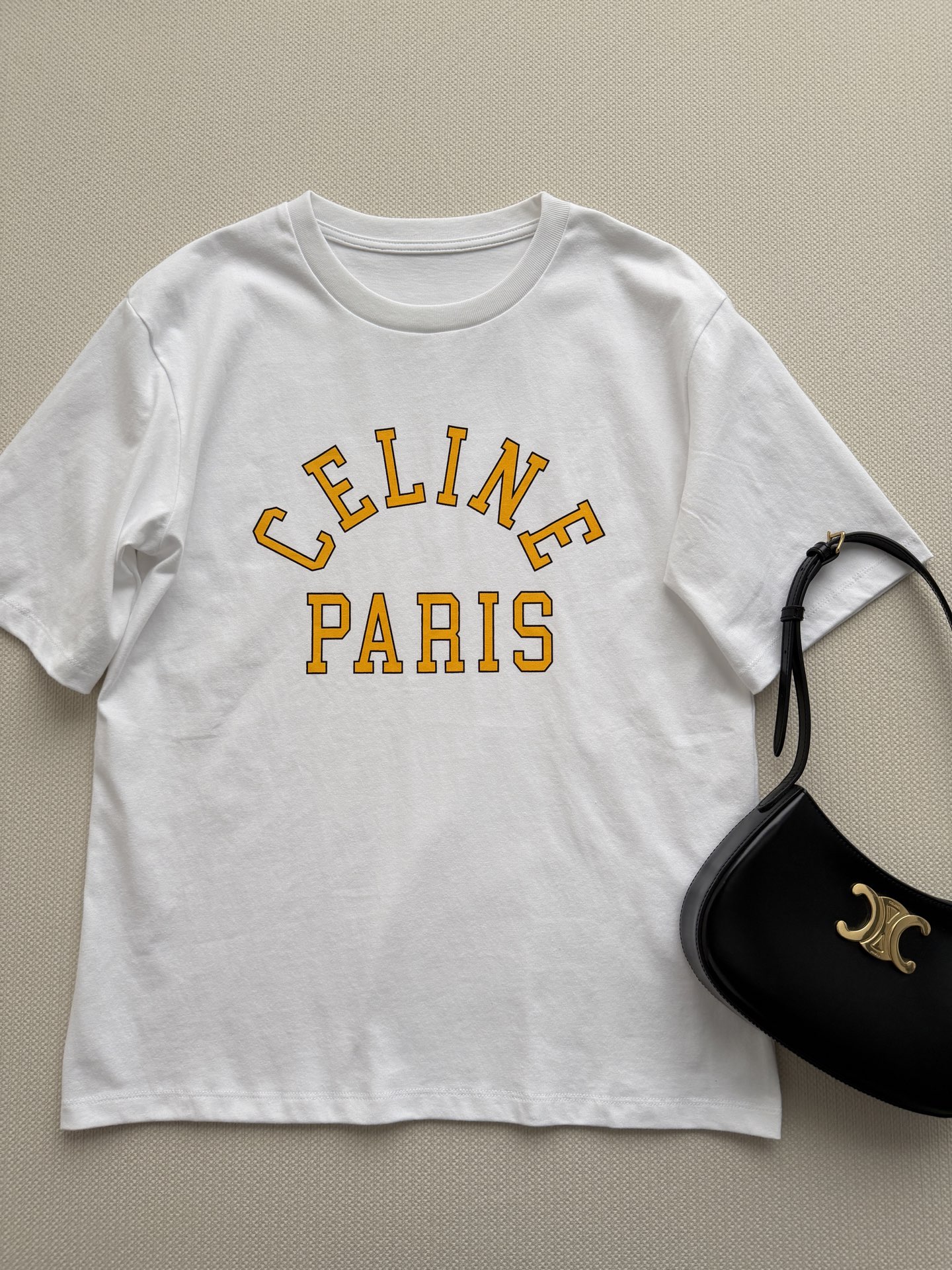 Celin*🆕这款短袖T恤，采用纯棉材质，轻薄透气，夏天穿超舒服！正面“CELINE PARIS”，弧形