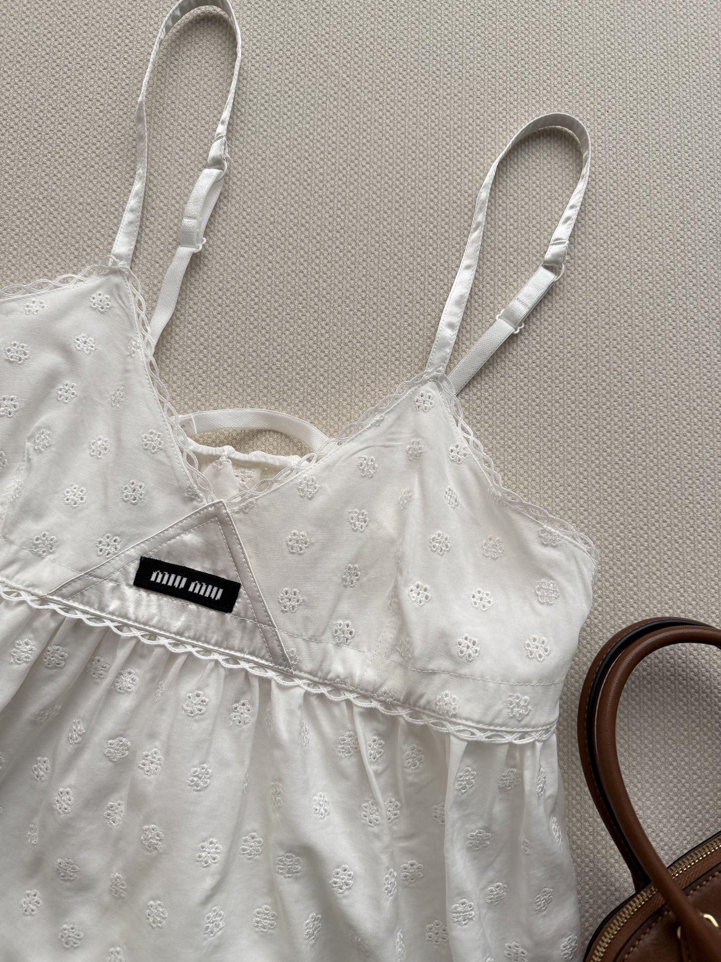 𝐌𝐢𝐮𝐌𝐢*🆕26new🪄镂空花纹刺绣蕾丝花边V领吊带🤍🤍🤍精致的镂空花纹刺绣与蕾丝花边工艺，细节处理超