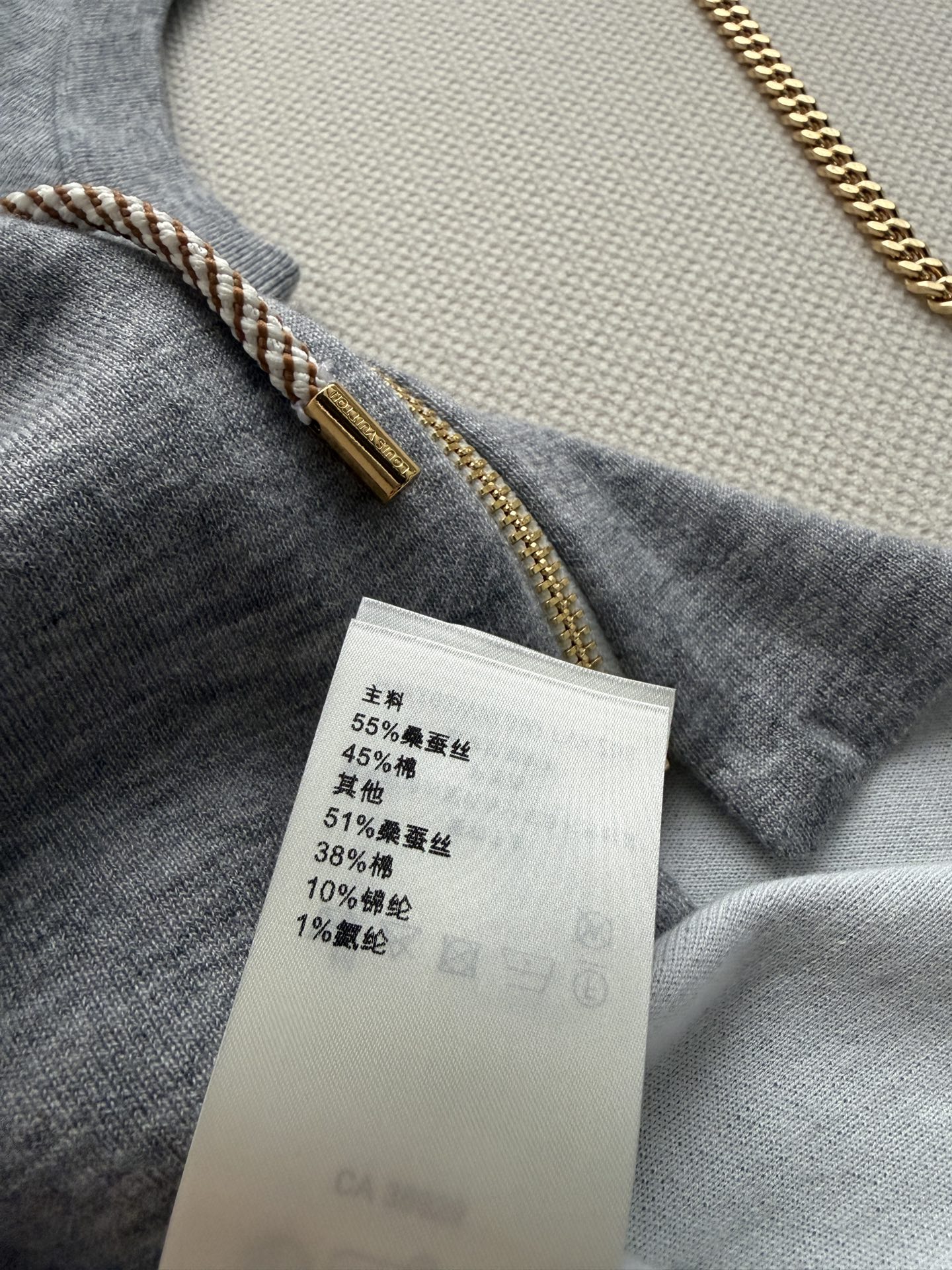 LouisVuitto*🆕 Flight Mode灰色马甲，柔软针织面料，穿着舒适又时髦。无袖+收腰抽绳