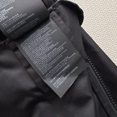 𝗣𝗿𝗮𝗱*🆕26new🪄三角徽标连帽尼龙外套🖤🖤🖤把都市机能风与极简高级感揉成了随身风景~勾勒轮廓,拉链 𝗣𝗿𝗮𝗱*🆕26new🪄三角徽标连帽尼龙外套🖤🖤🖤把都市机能风与极简高级感揉成了随身风景~勾勒轮廓,拉链