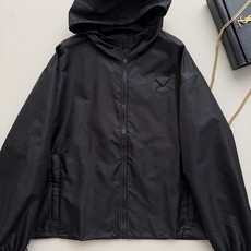 𝗣𝗿𝗮𝗱*🆕26new🪄三角徽标连帽尼龙外套🖤🖤🖤把都市机能风与极简高级感揉成了随身风景~勾勒轮廓,拉链 𝗣𝗿𝗮𝗱*🆕26new🪄三角徽标连帽尼龙外套🖤🖤🖤把都市机能风与极简高级感揉成了随身风景~勾勒轮廓,拉链