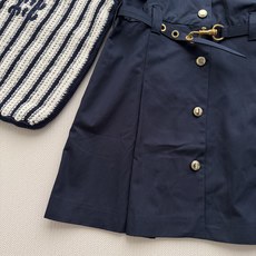 𝐌𝐢𝐮𝐌𝐢*26new🪄字母徽标藏蓝无袖衬衫连衣裙👗💙💙无袖衬衫式连衣裙将学院派的知性与少女的精致完美交 𝐌𝐢𝐮𝐌𝐢*26new🪄字母徽标藏蓝无袖衬衫连衣裙👗💙💙无袖衬衫式连衣裙将学院派的知性与少女的精致完美交