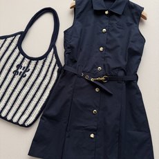 𝐌𝐢𝐮𝐌𝐢*26new🪄字母徽标藏蓝无袖衬衫连衣裙👗💙💙无袖衬衫式连衣裙将学院派的知性与少女的精致完美交 𝐌𝐢𝐮𝐌𝐢*26new🪄字母徽标藏蓝无袖衬衫连衣裙👗💙💙无袖衬衫式连衣裙将学院派的知性与少女的精致完美交