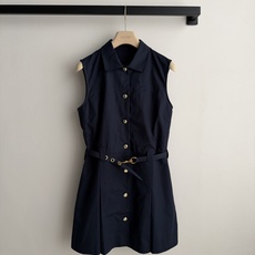 𝐌𝐢𝐮𝐌𝐢*26new🪄字母徽标藏蓝无袖衬衫连衣裙👗💙💙无袖衬衫式连衣裙将学院派的知性与少女的精致完美交 𝐌𝐢𝐮𝐌𝐢*26new🪄字母徽标藏蓝无袖衬衫连衣裙👗💙💙无袖衬衫式连衣裙将学院派的知性与少女的精致完美交