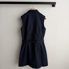 𝐌𝐢𝐮𝐌𝐢*26new🪄字母徽标藏蓝无袖衬衫连衣裙👗💙💙无袖衬衫式连衣裙将学院派的知性与少女的精致完美交 𝐌𝐢𝐮𝐌𝐢*26new🪄字母徽标藏蓝无袖衬衫连衣裙👗💙💙无袖衬衫式连衣裙将学院派的知性与少女的精致完美交