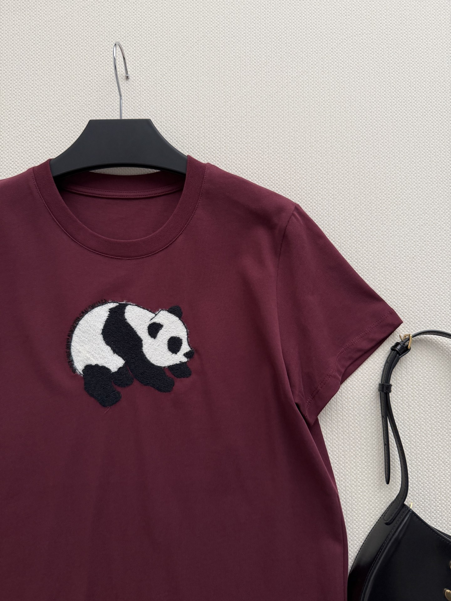 Balenciag*🆕熊猫T：可以摸到毛绒感的熊猫刺绣，整个图案采用毛线刺绣，摸上去软乎乎像真实熊猫毛，