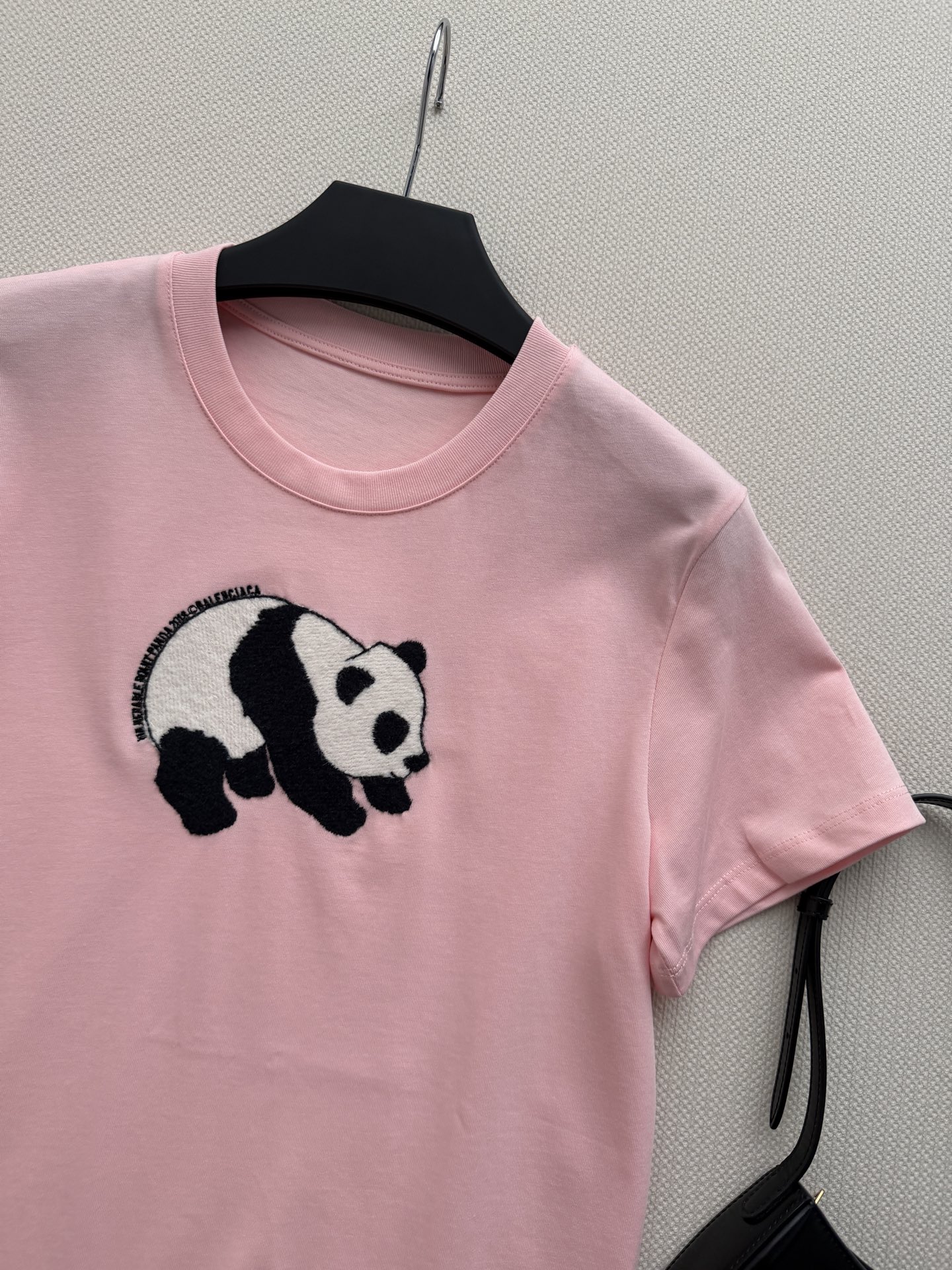 Balenciag*🆕熊猫T：可以摸到毛绒感的熊猫刺绣，整个图案采用毛线刺绣，摸上去软乎乎像真实熊猫毛，