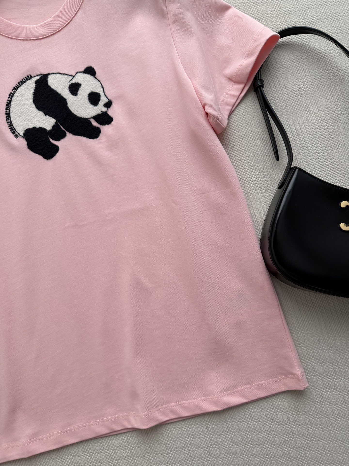 Balenciag*🆕熊猫T：可以摸到毛绒感的熊猫刺绣，整个图案采用毛线刺绣，摸上去软乎乎像真实熊猫毛，