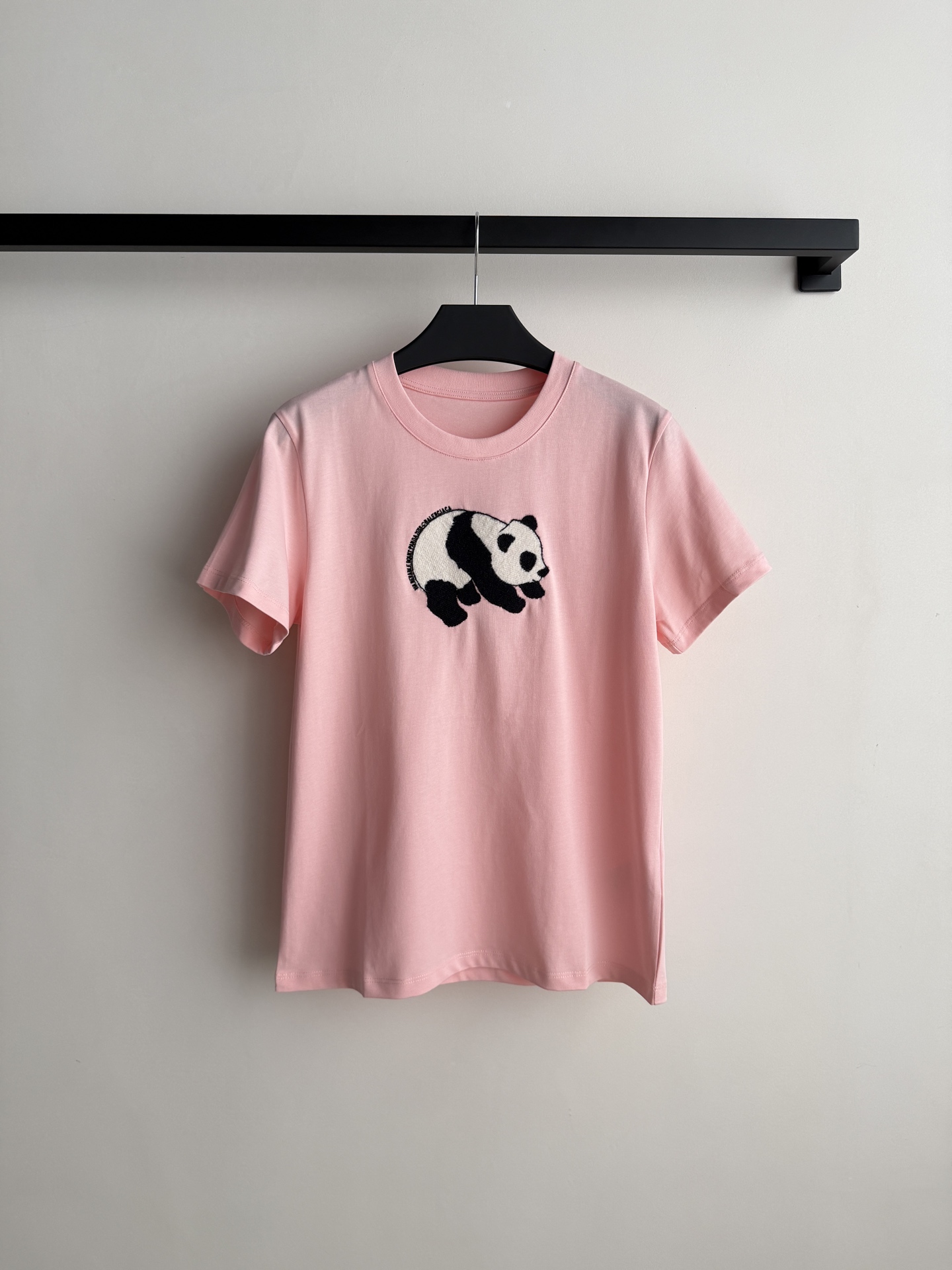 Balenciag*🆕熊猫T：可以摸到毛绒感的熊猫刺绣，整个图案采用毛线刺绣，摸上去软乎乎像真实熊猫毛，