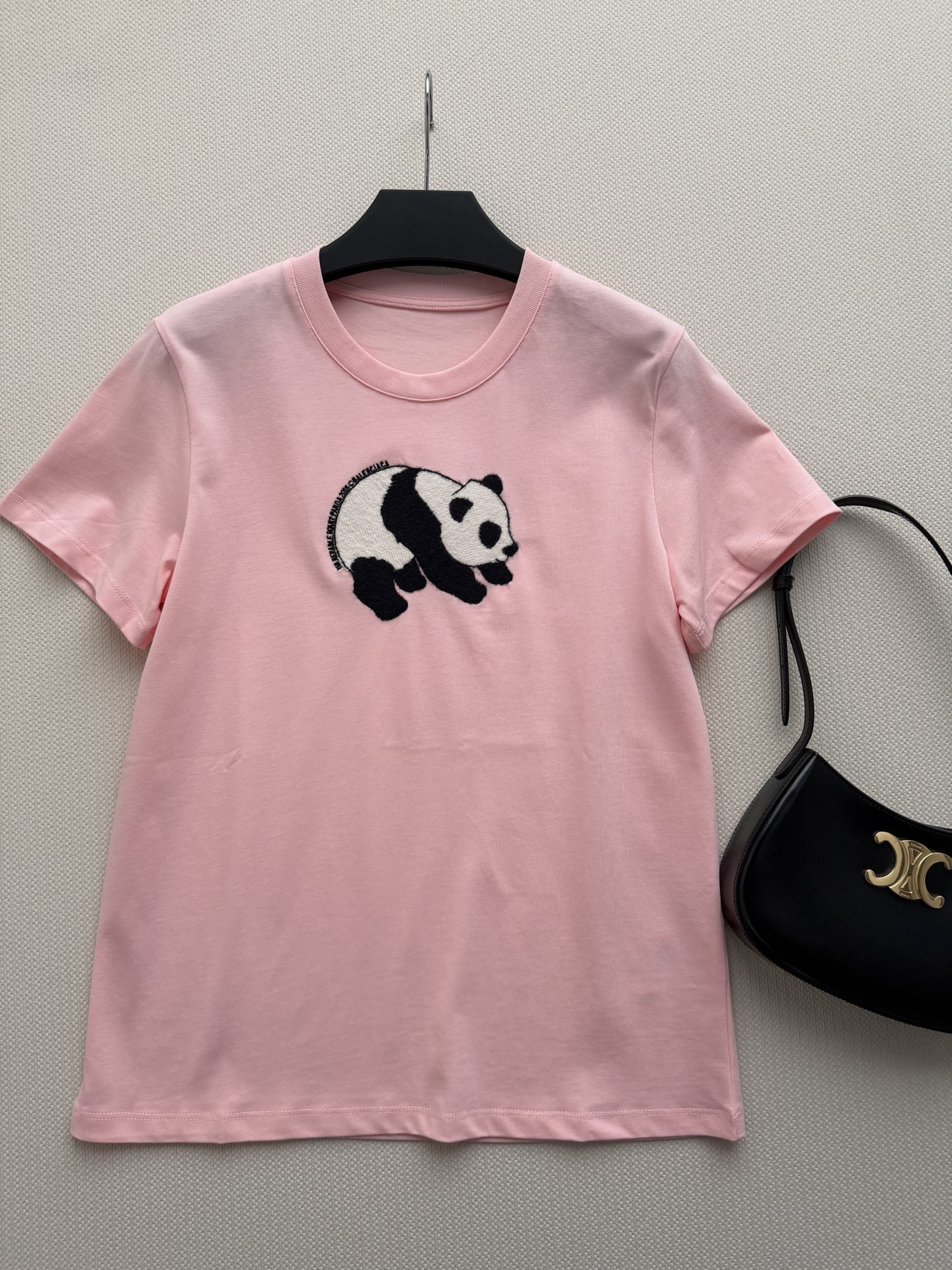 Balenciag*🆕熊猫T：可以摸到毛绒感的熊猫刺绣，整个图案采用毛线刺绣，摸上去软乎乎像真实熊猫毛，