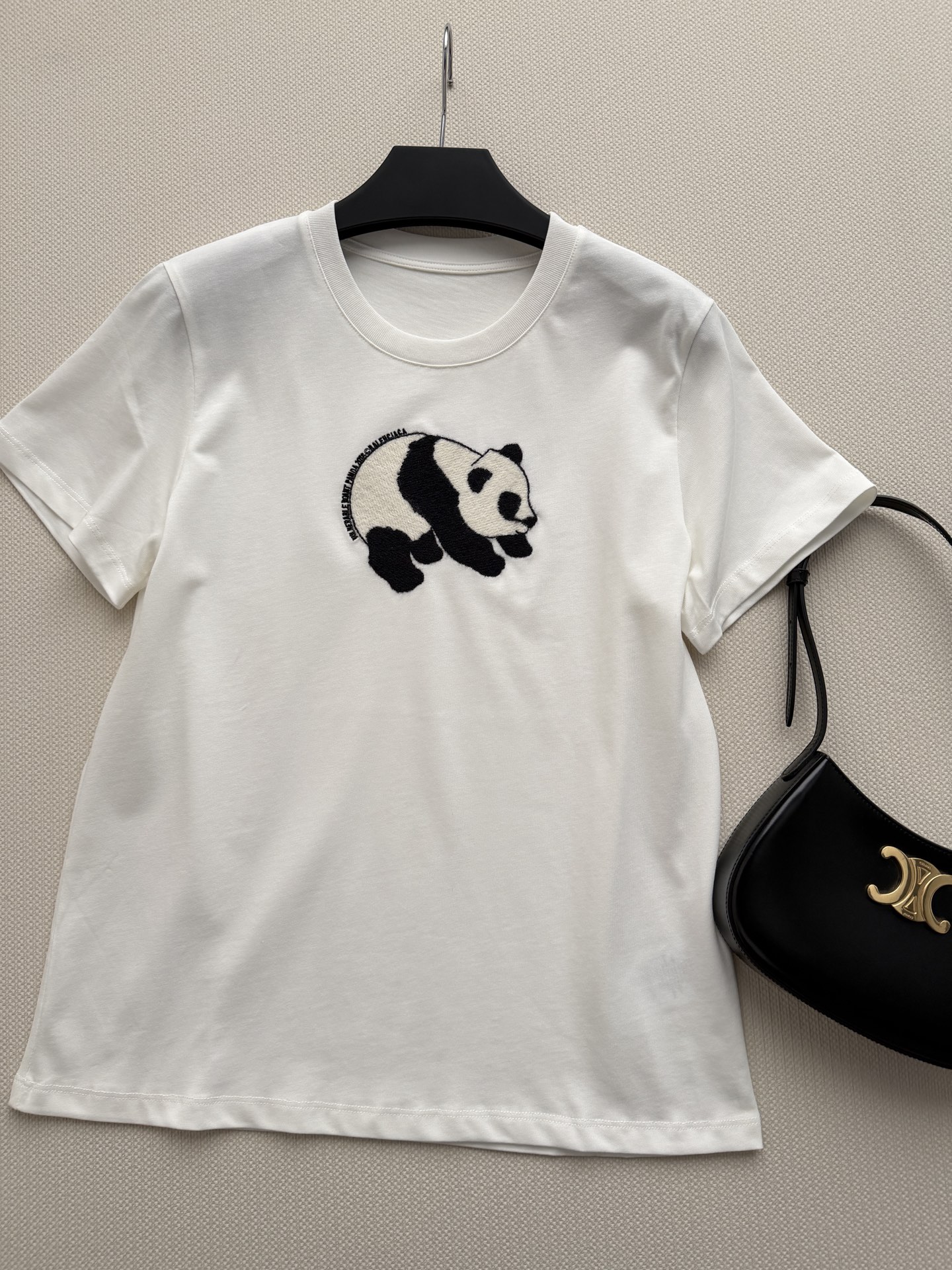 Balenciag*🆕熊猫T：可以摸到毛绒感的熊猫刺绣，整个图案采用毛线刺绣，摸上去软乎乎像真实熊猫毛，