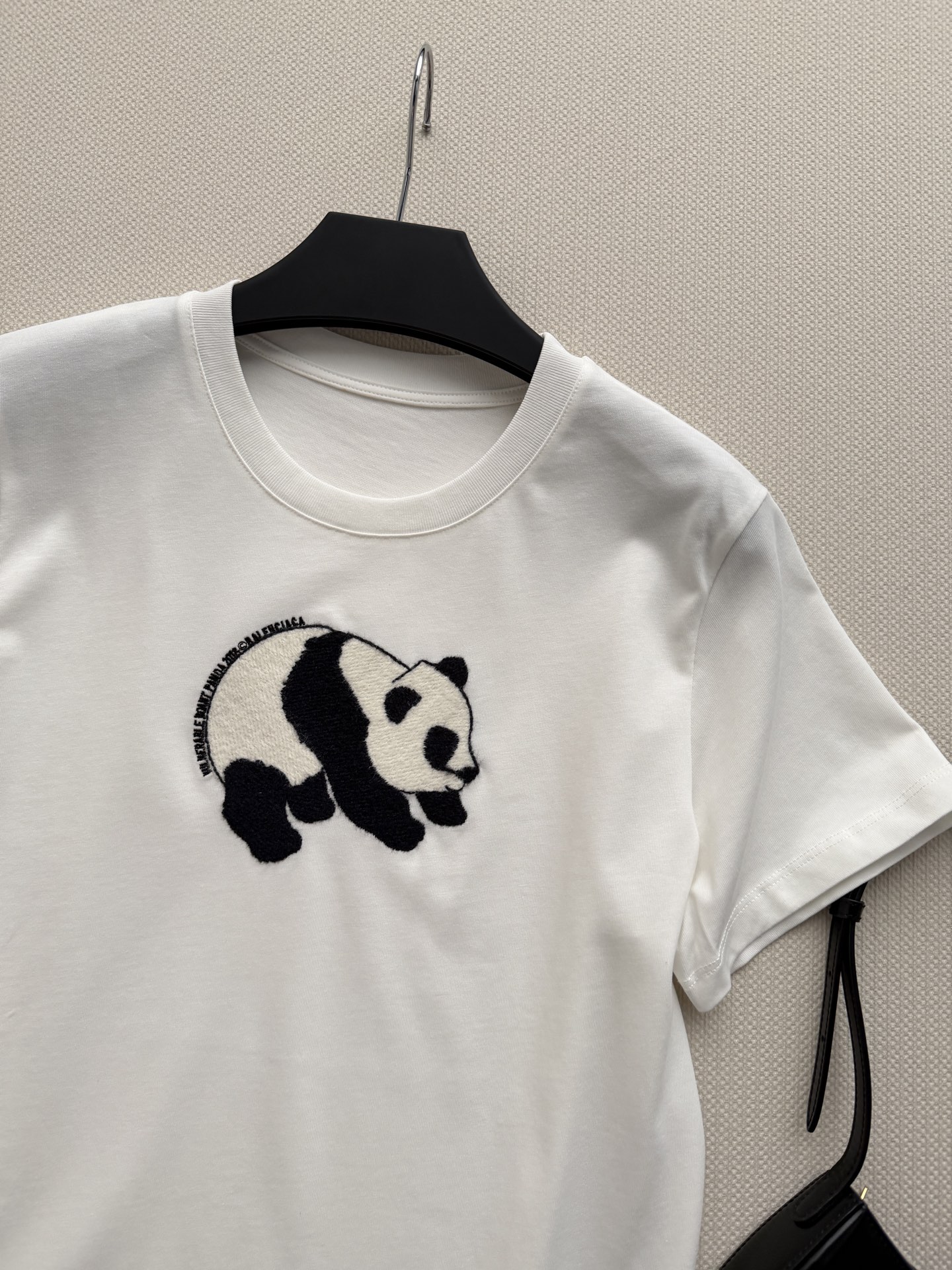 Balenciag*🆕熊猫T：可以摸到毛绒感的熊猫刺绣，整个图案采用毛线刺绣，摸上去软乎乎像真实熊猫毛，